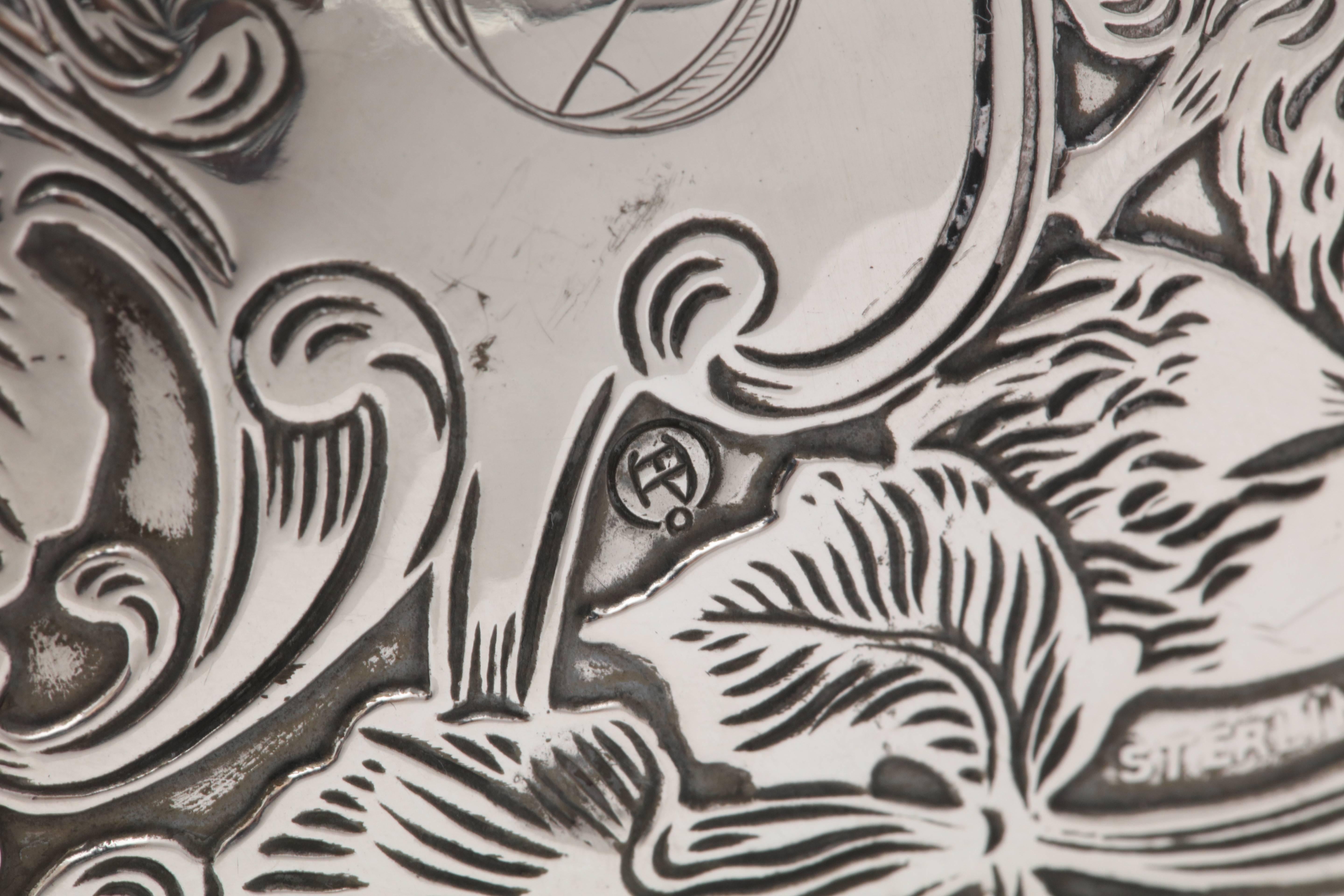 Début du 20ème siècle Exceptionnelle jarre à poudre Art Nouveau en argent sterling avec couvercle à motif de lion en vente