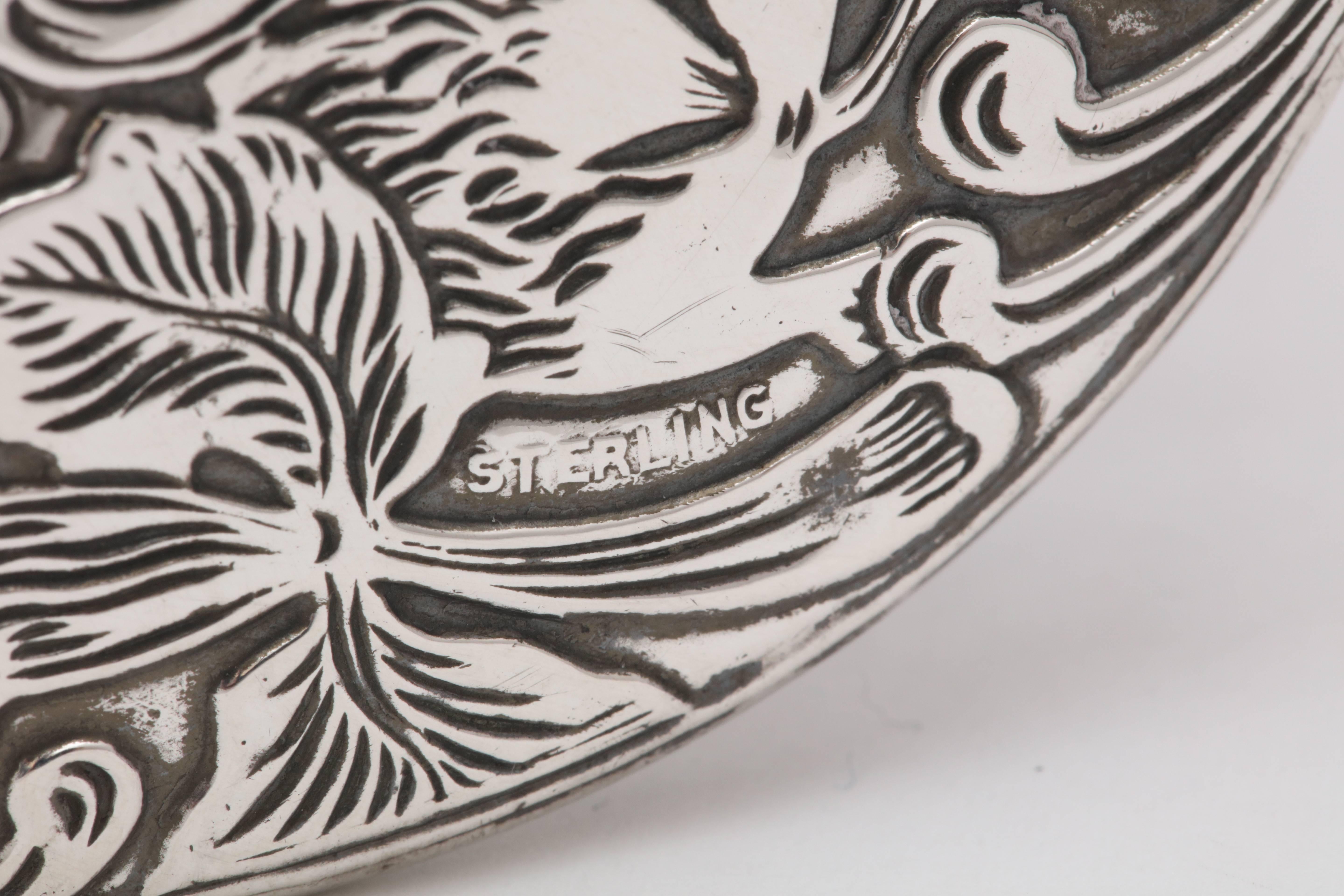 Argent sterling Exceptionnelle jarre à poudre Art Nouveau en argent sterling avec couvercle à motif de lion en vente