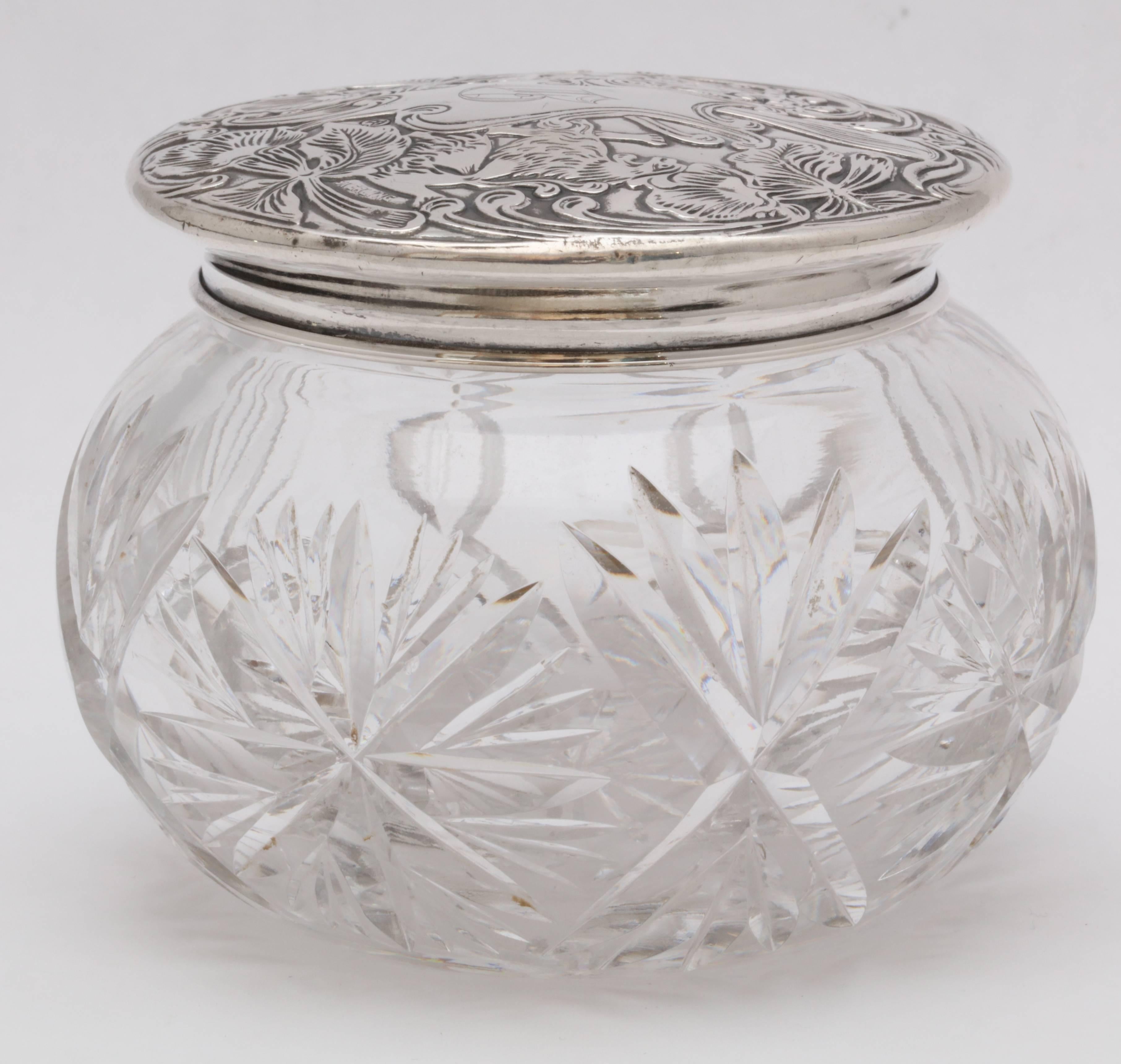 Exceptionnelle jarre à poudre Art Nouveau en argent sterling avec couvercle à motif de lion en vente 3