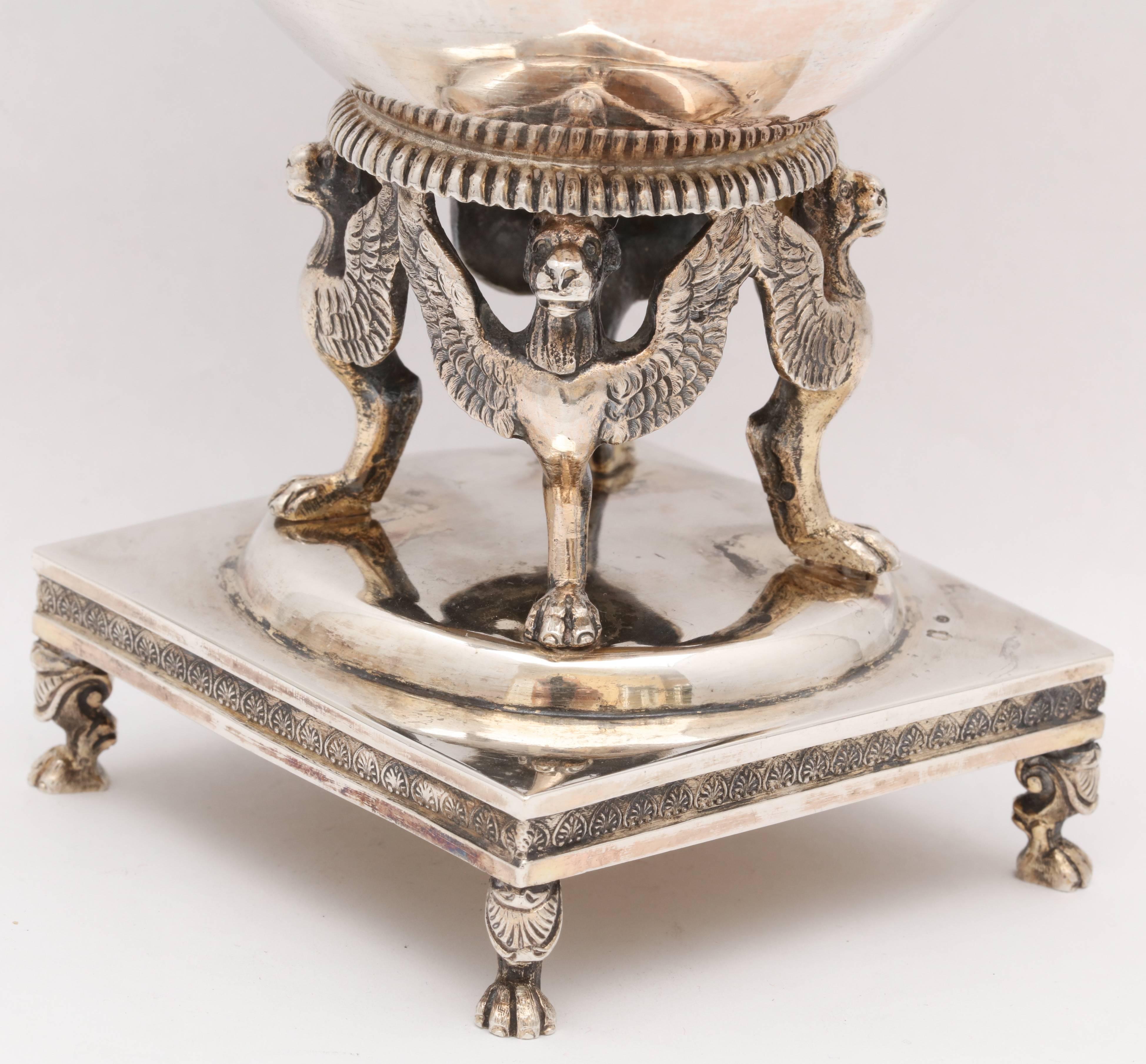 Bol de centre de table couvert de style néo-classique austro-hongrois en argent doré continental Bon état - En vente à New York, NY