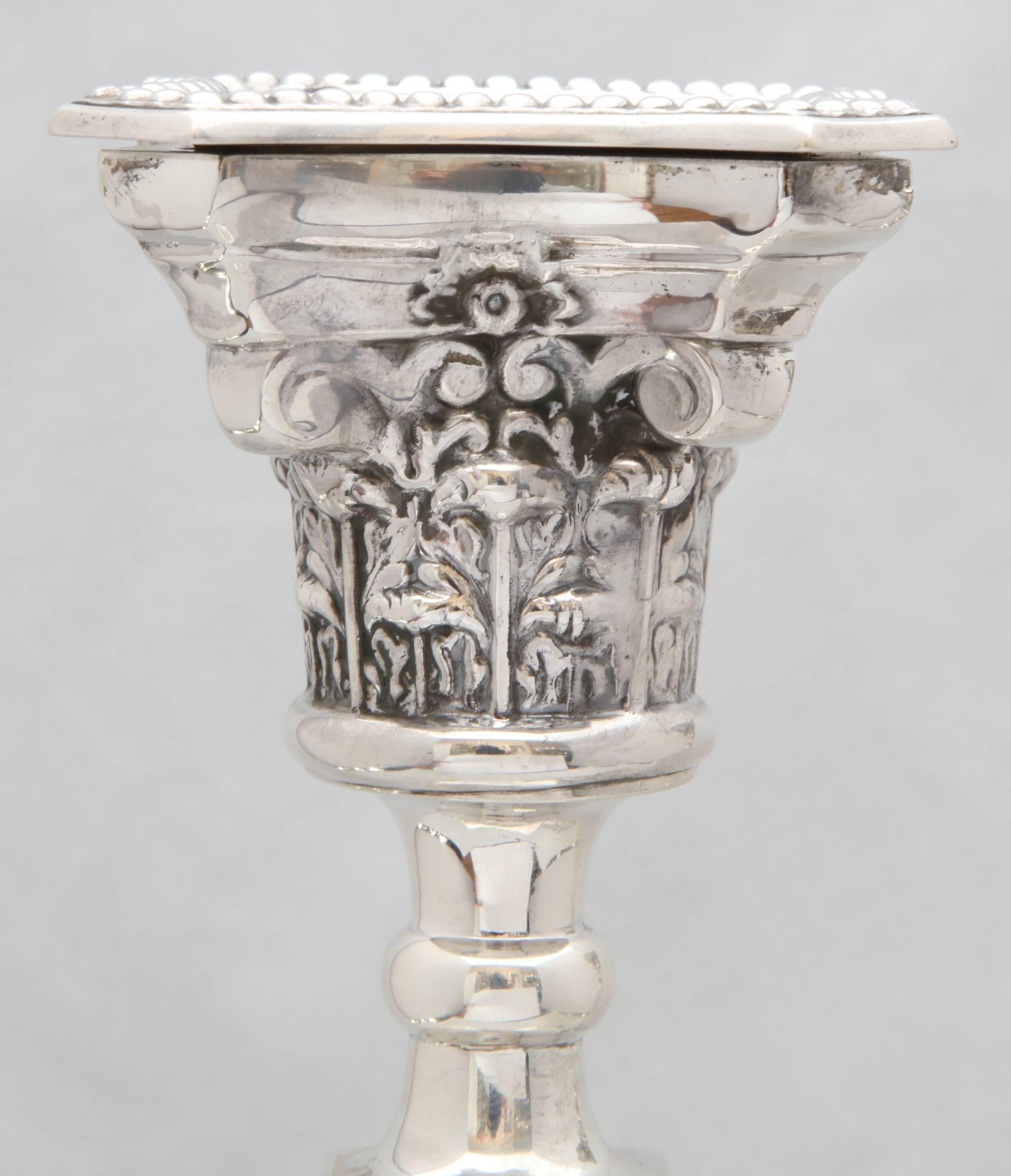 Paar hohe edwardianische neoklassizistische Kerzenständer aus Sterlingsilber in Säulenform im Angebot 2
