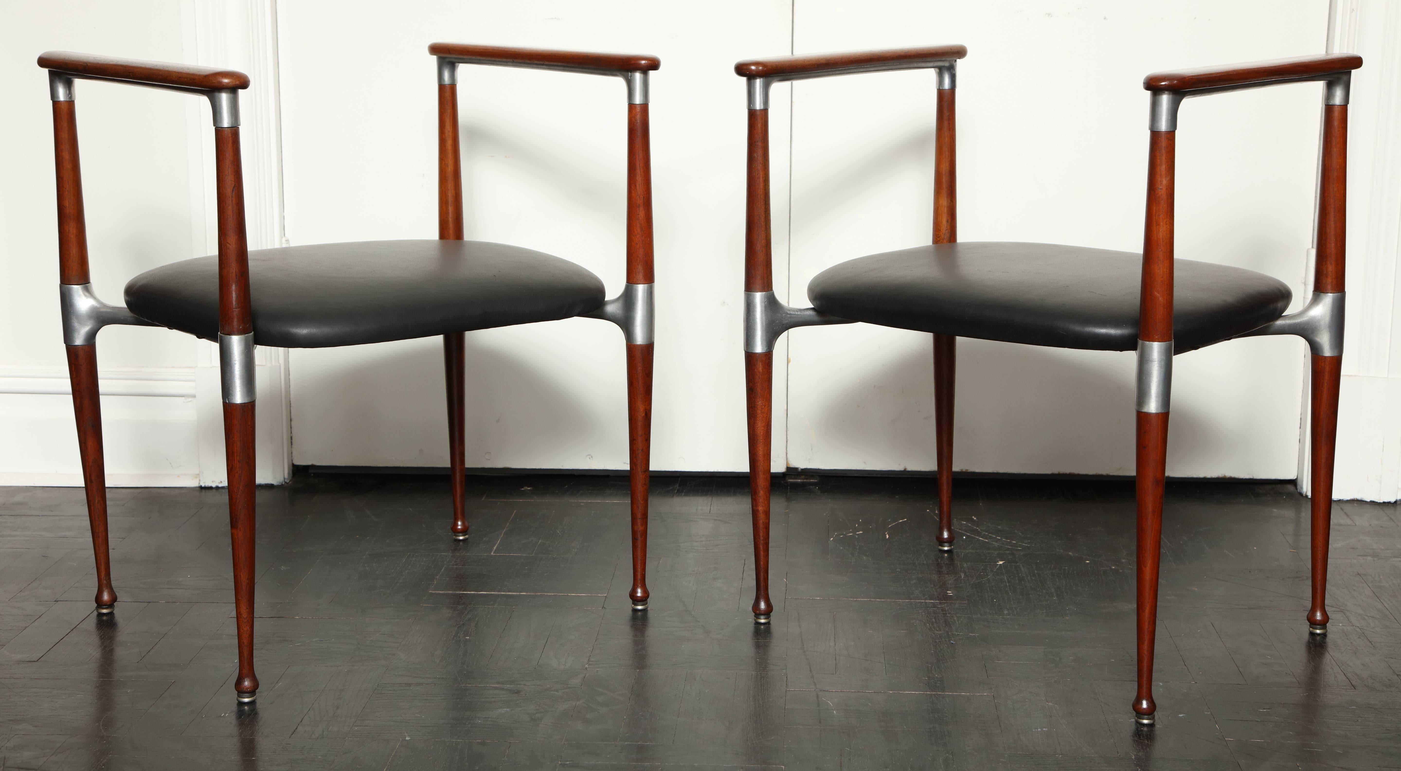 Pair of midcentury rosewood benches, leather seats, arms joined by wooden flat armrests.