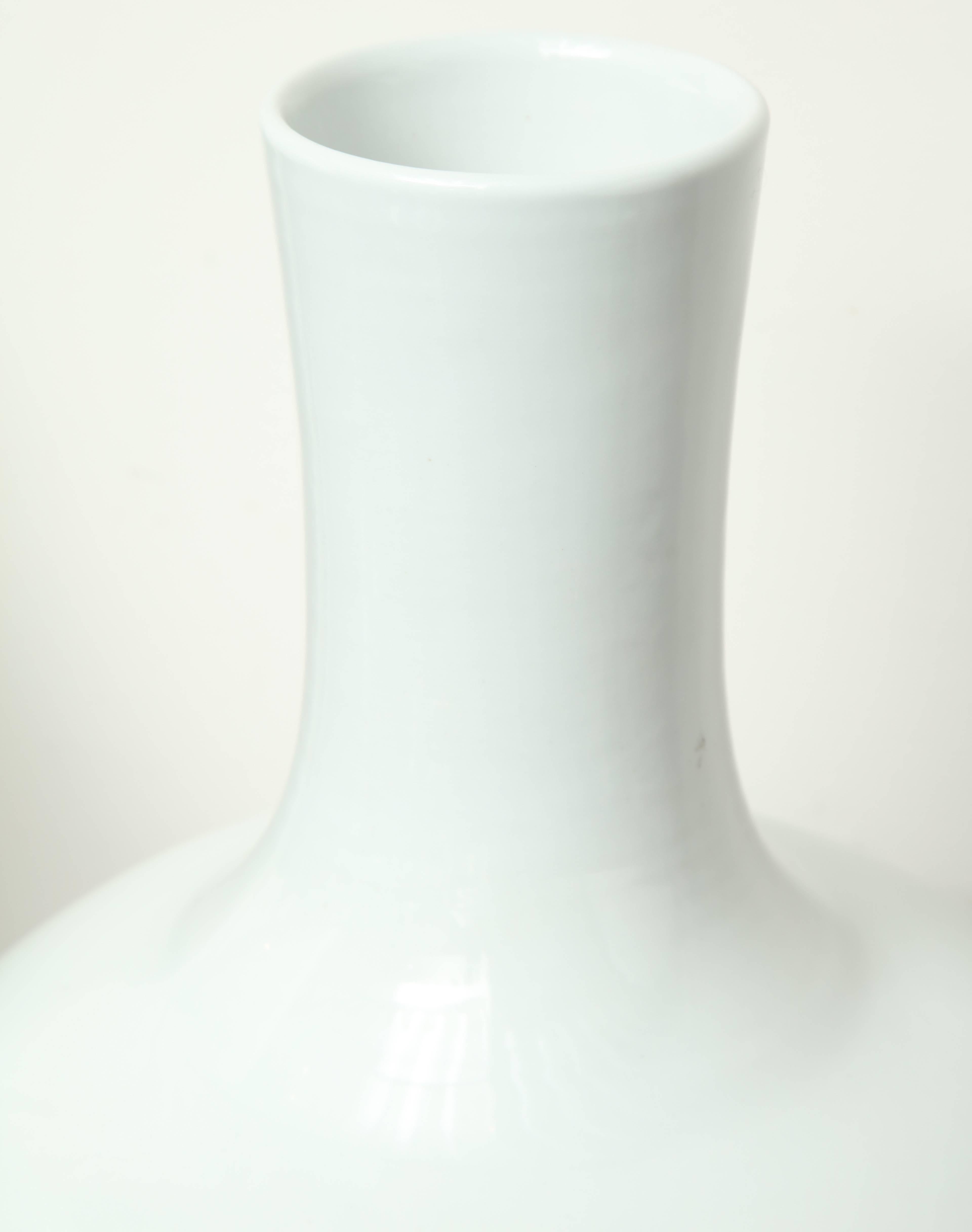 Contemporary White Ceramic Vase In Good Condition In New York, NY