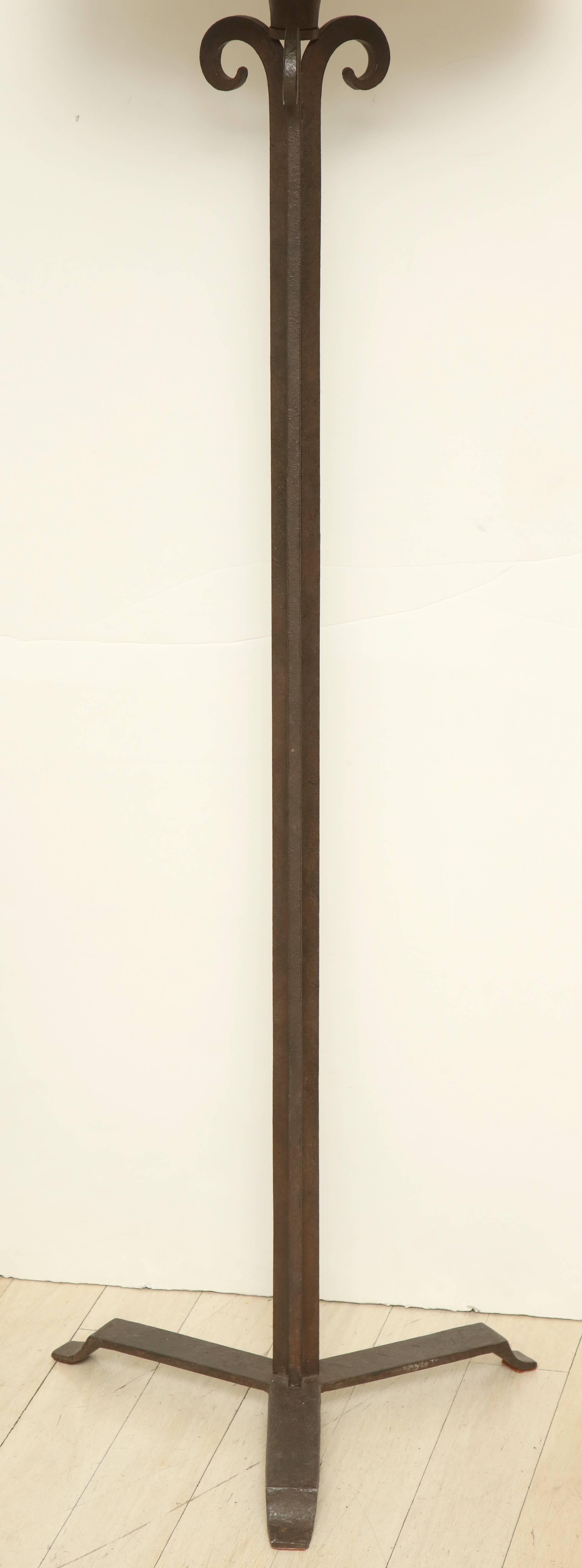 Textured Iron Standing Lamp on Tripod Base, France, circa 1940 In Excellent Condition For Sale In New York, NY