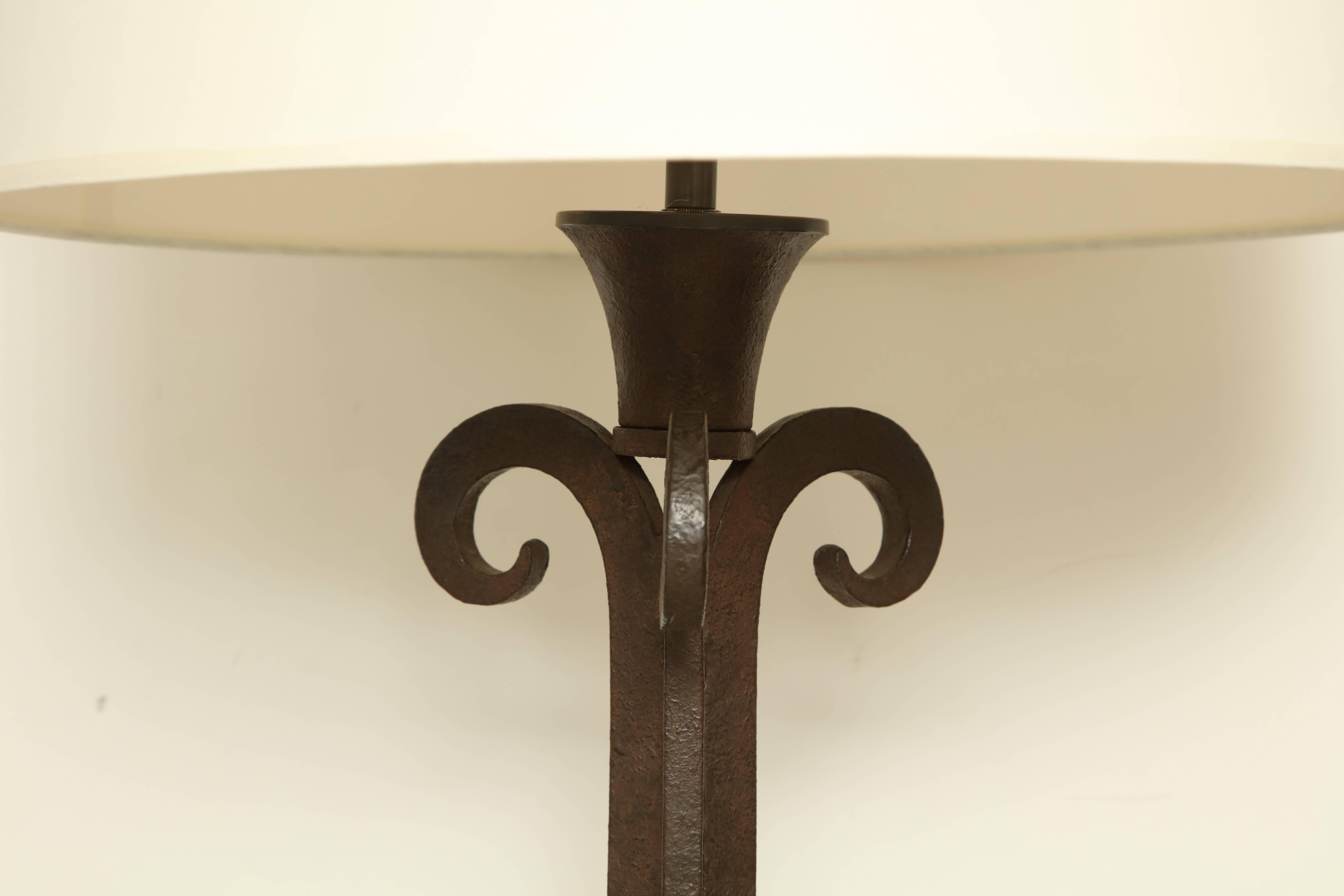Textured Iron Standing Lamp on Tripod Base, France, circa 1940 For Sale 1