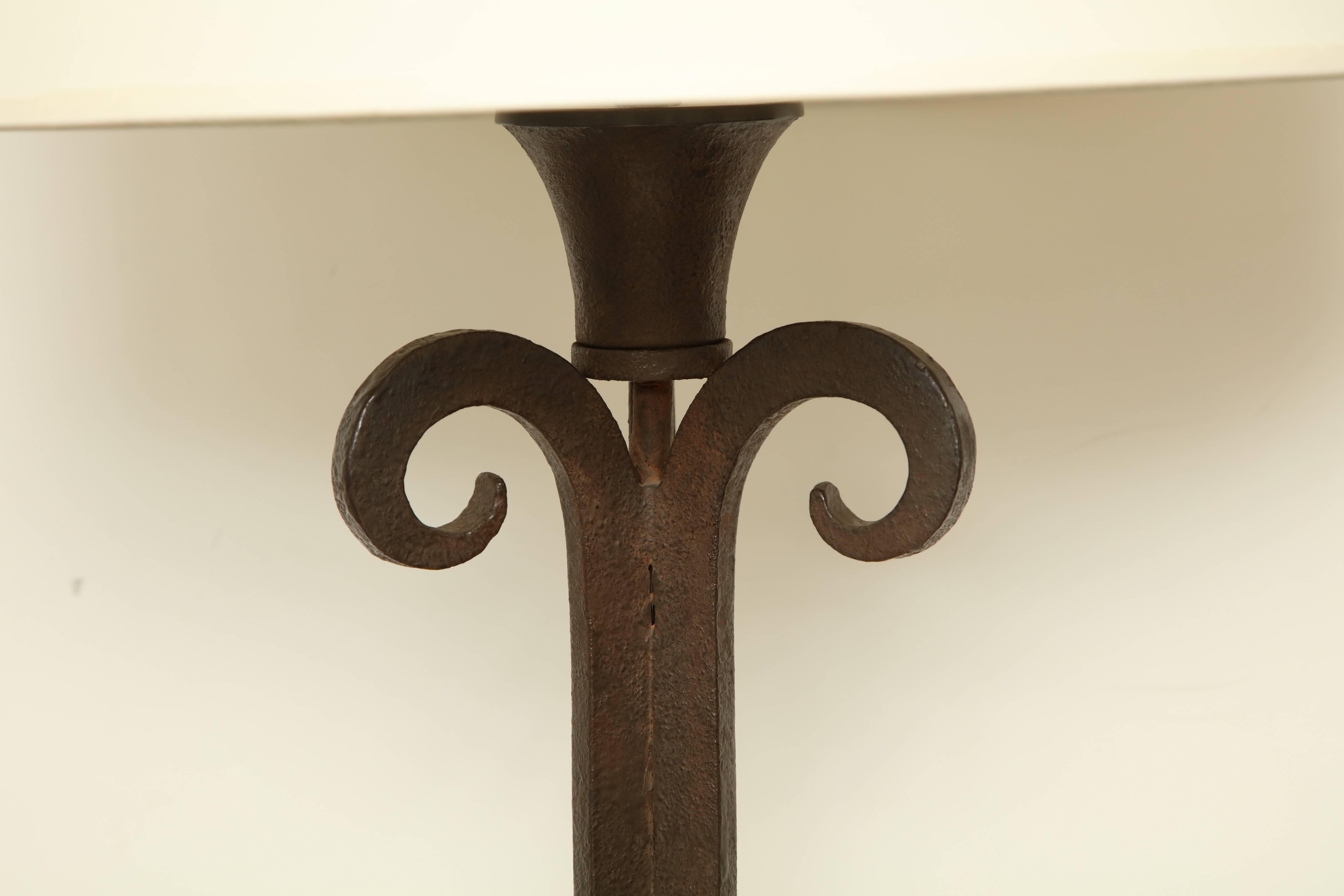 Textured Iron Standing Lamp on Tripod Base, France, circa 1940 For Sale 2