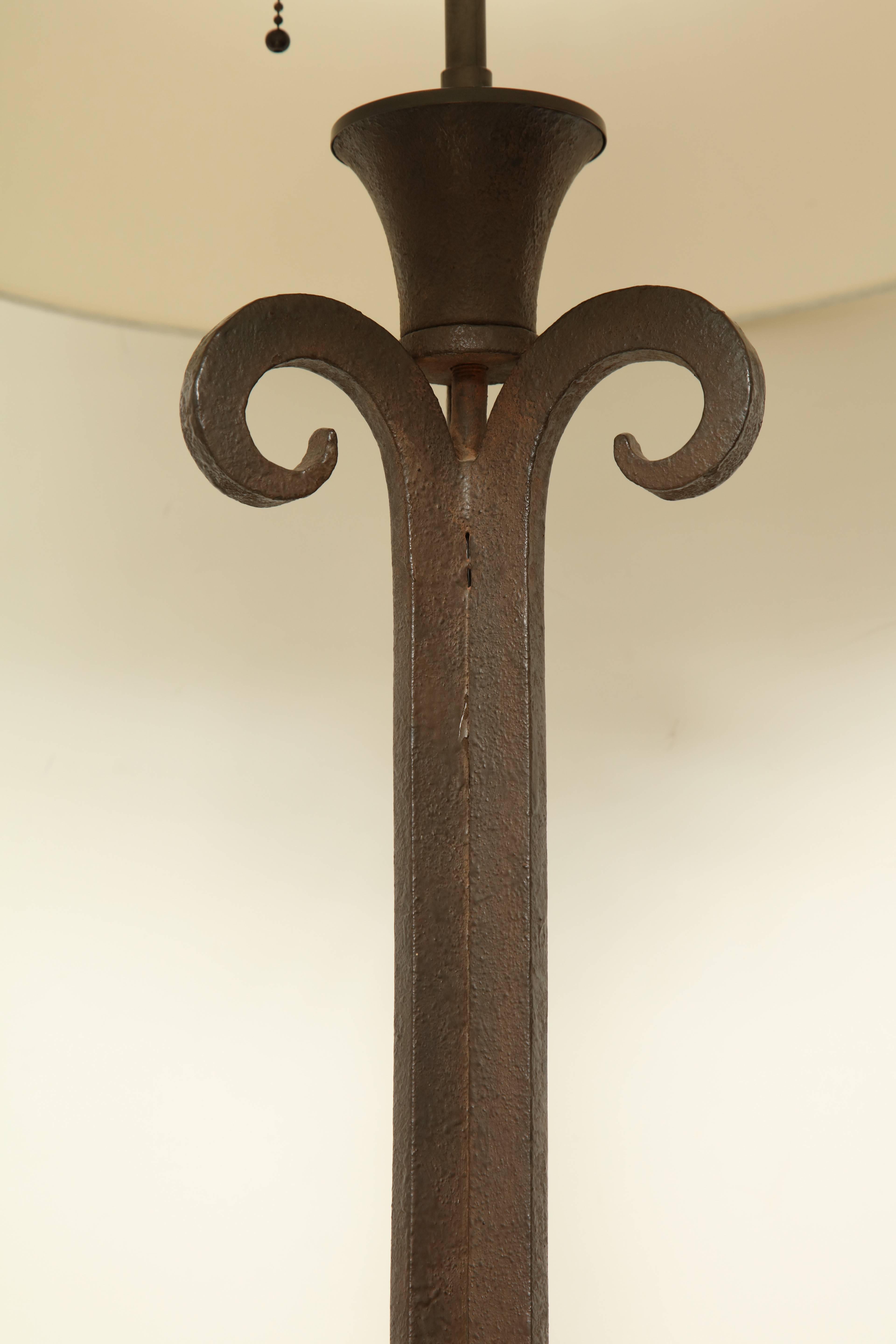 Textured Iron Standing Lamp on Tripod Base, France, circa 1940 For Sale 5
