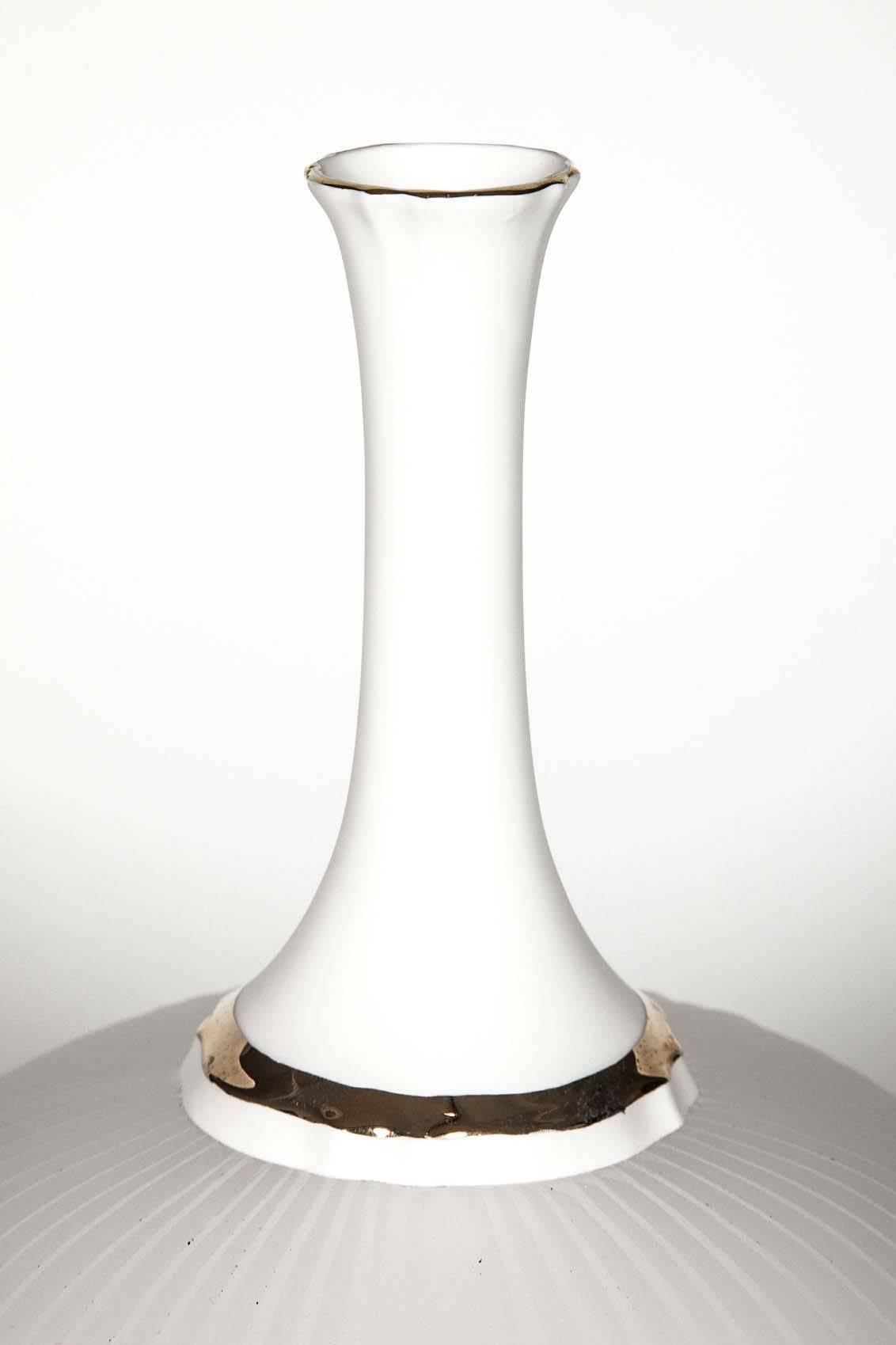 Koreanisches Glas mit Gold 9 ist eine einzigartige Skulptur des südkoreanischen Künstlers Choi Keeryong. Das aus gegossenem und geschliffenem Glas in Kombination mit Porzellan gefertigte Stück ist mit eleganten Details in Goldglanz