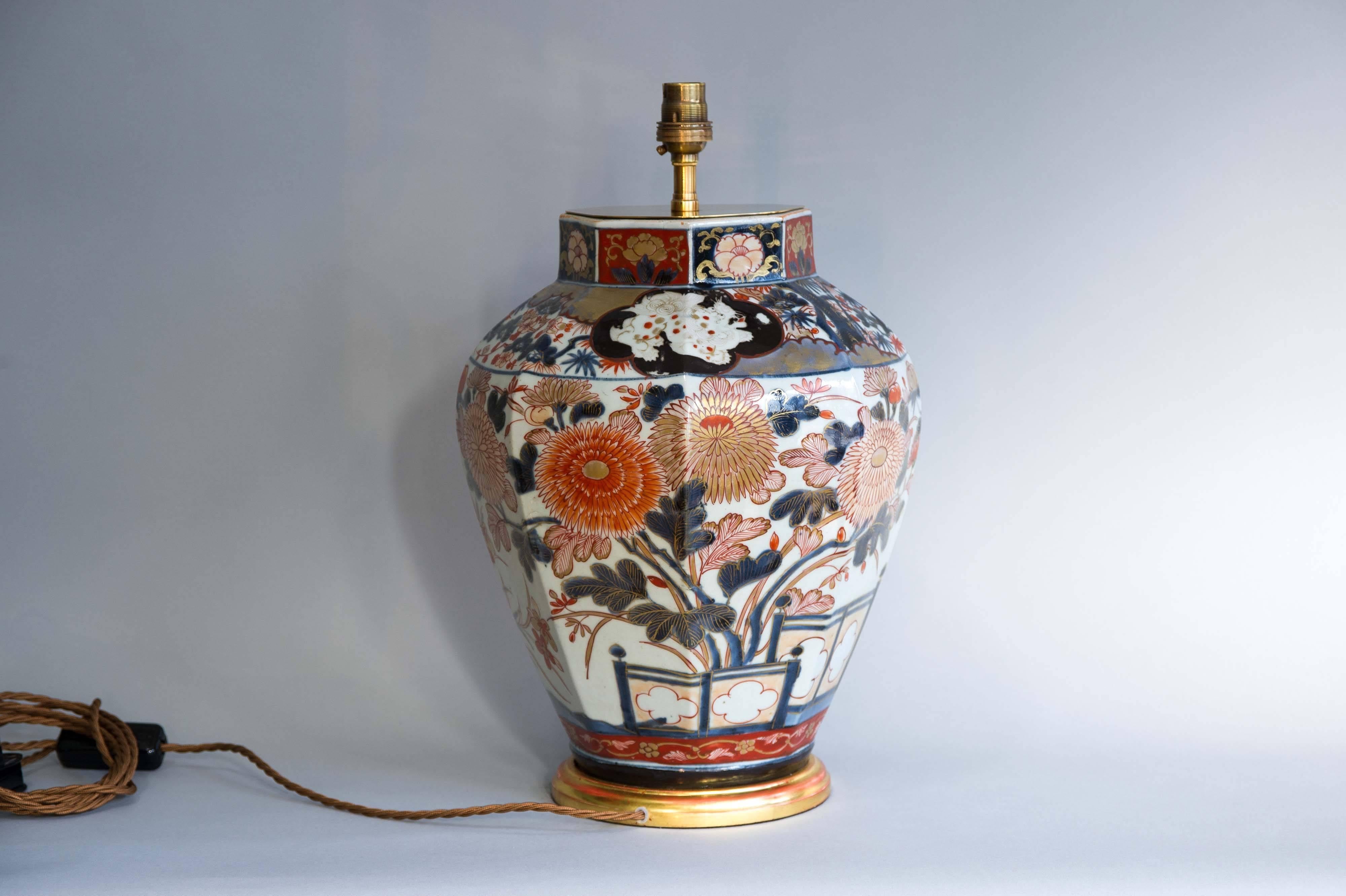 Exceptional Japanese Imari Lamped Vase, circa 1700 In Excellent Condition In London, GB