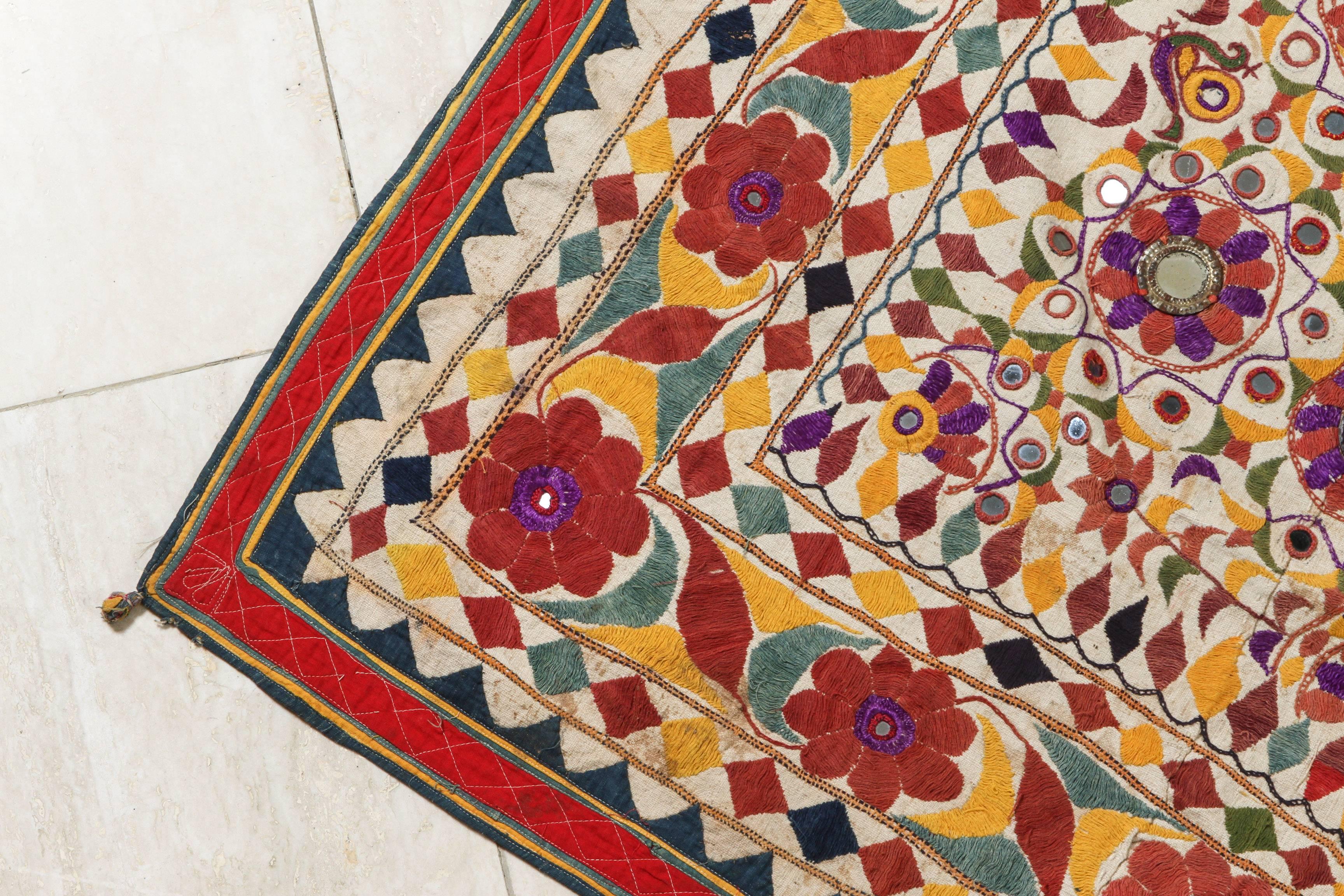 Agra Grand panneau brodé ancien avec motif floral d'Inde en vente