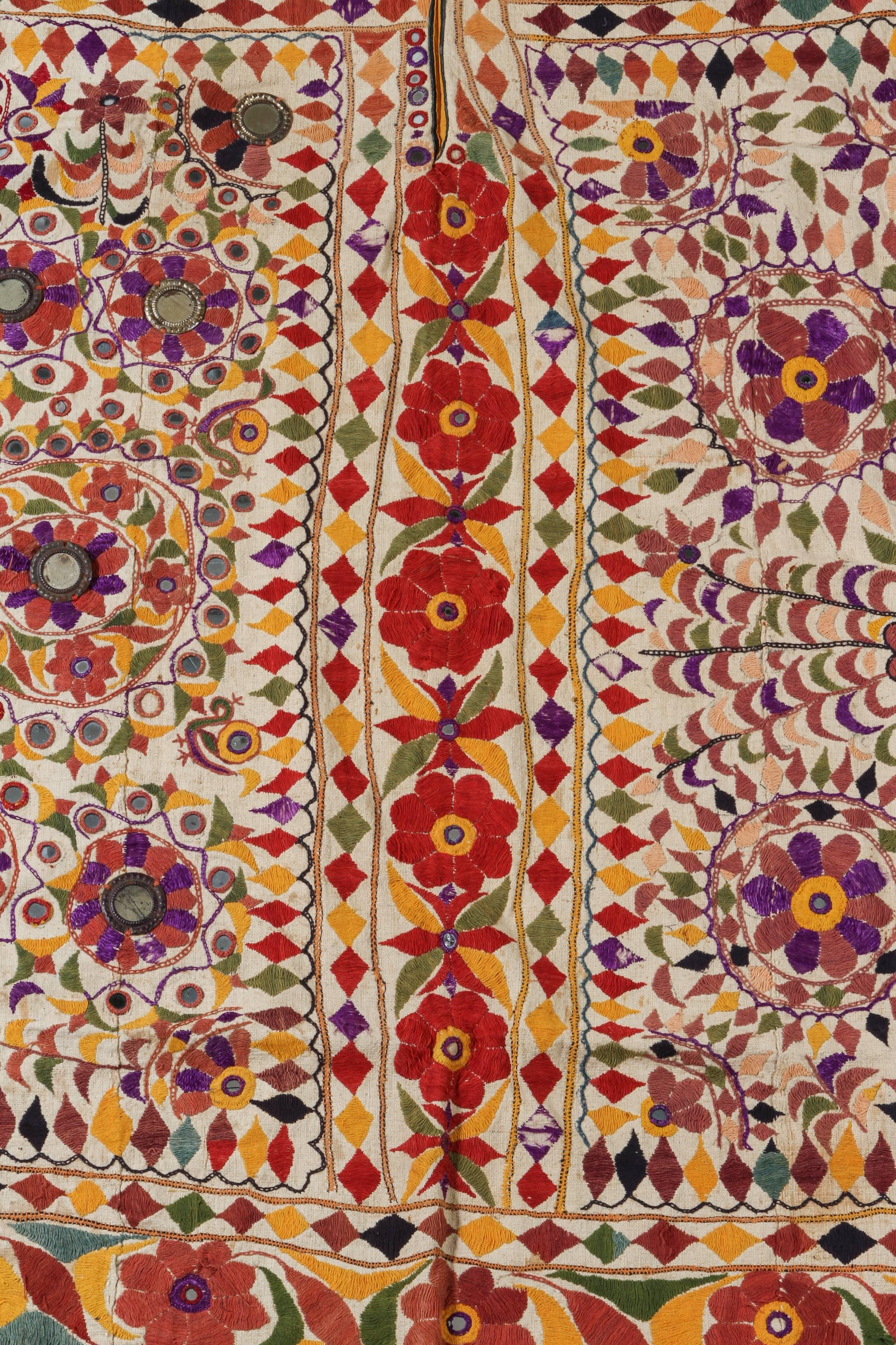 Indien Grand panneau brodé ancien avec motif floral d'Inde en vente