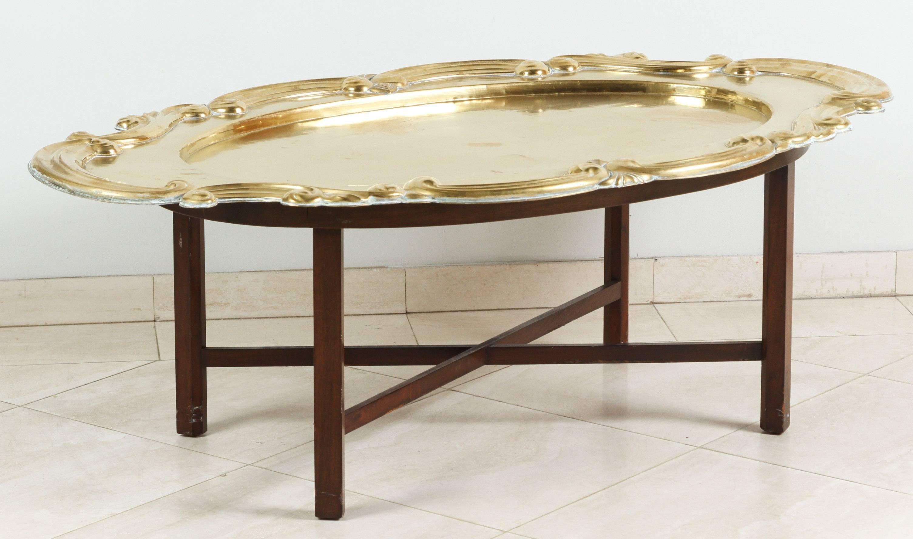 Hollywood Regency Vintage Oval Brass Tray Moorish Table In Good Condition For Sale In North Hollywood, CA