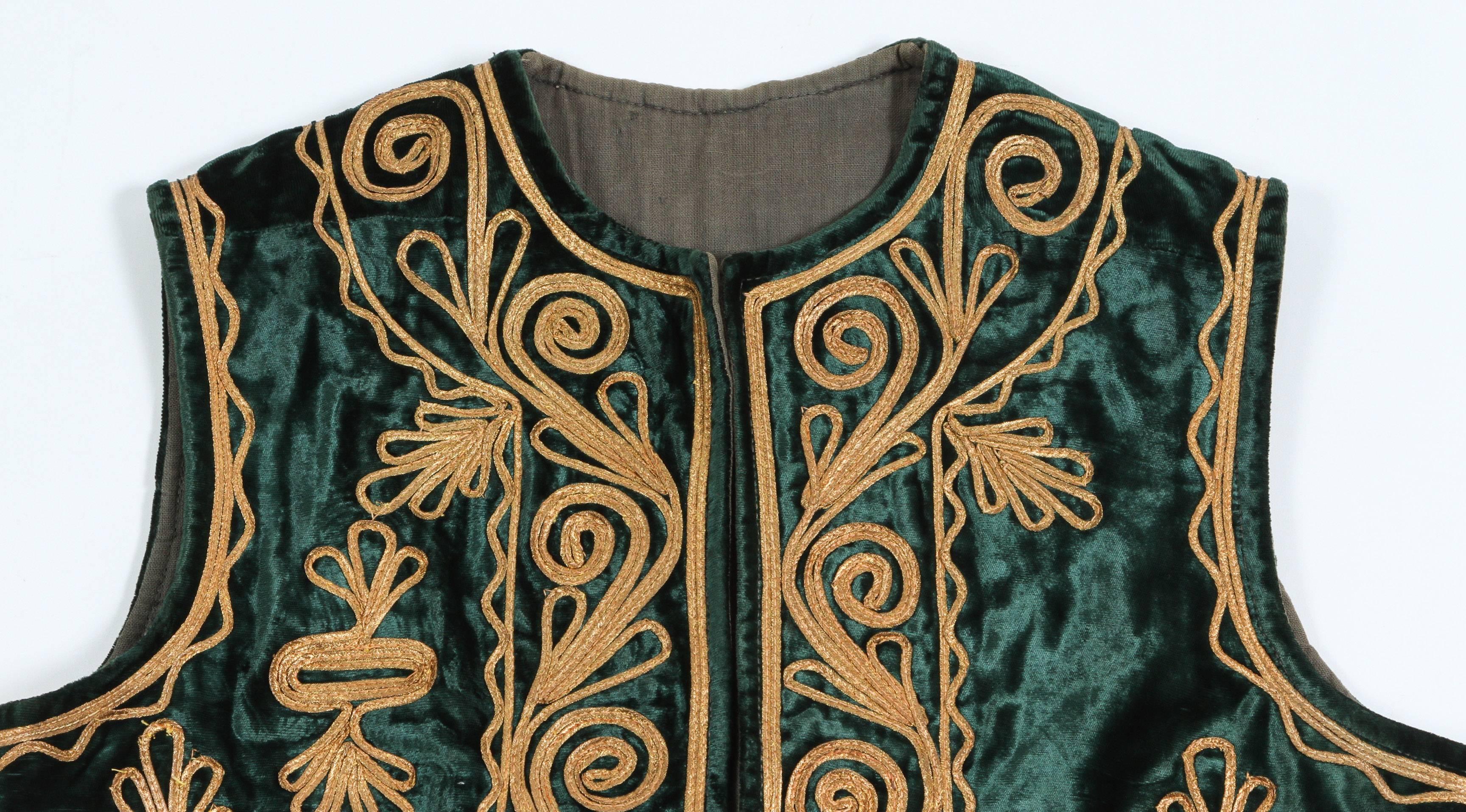 Authentic ottoman Turkish vest in green velvet decorated with elaborate gold thread,
Part of the traditional Turkish folk costume.
Great gift for him, Father's Day.
Measurements:
height: 21.5