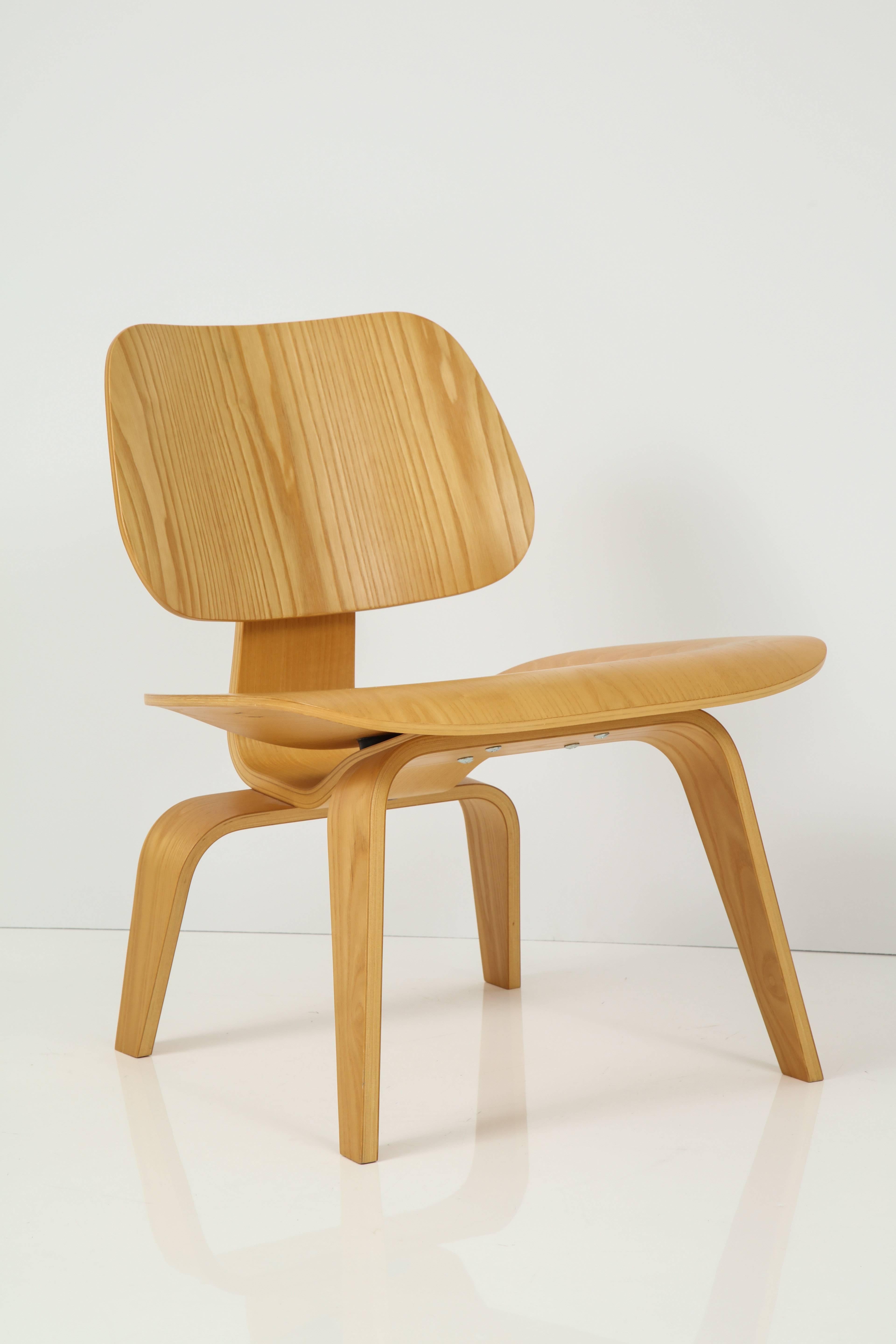 Ashwood, low chair wood a Classic design be Charles Eames for Herman Miller.