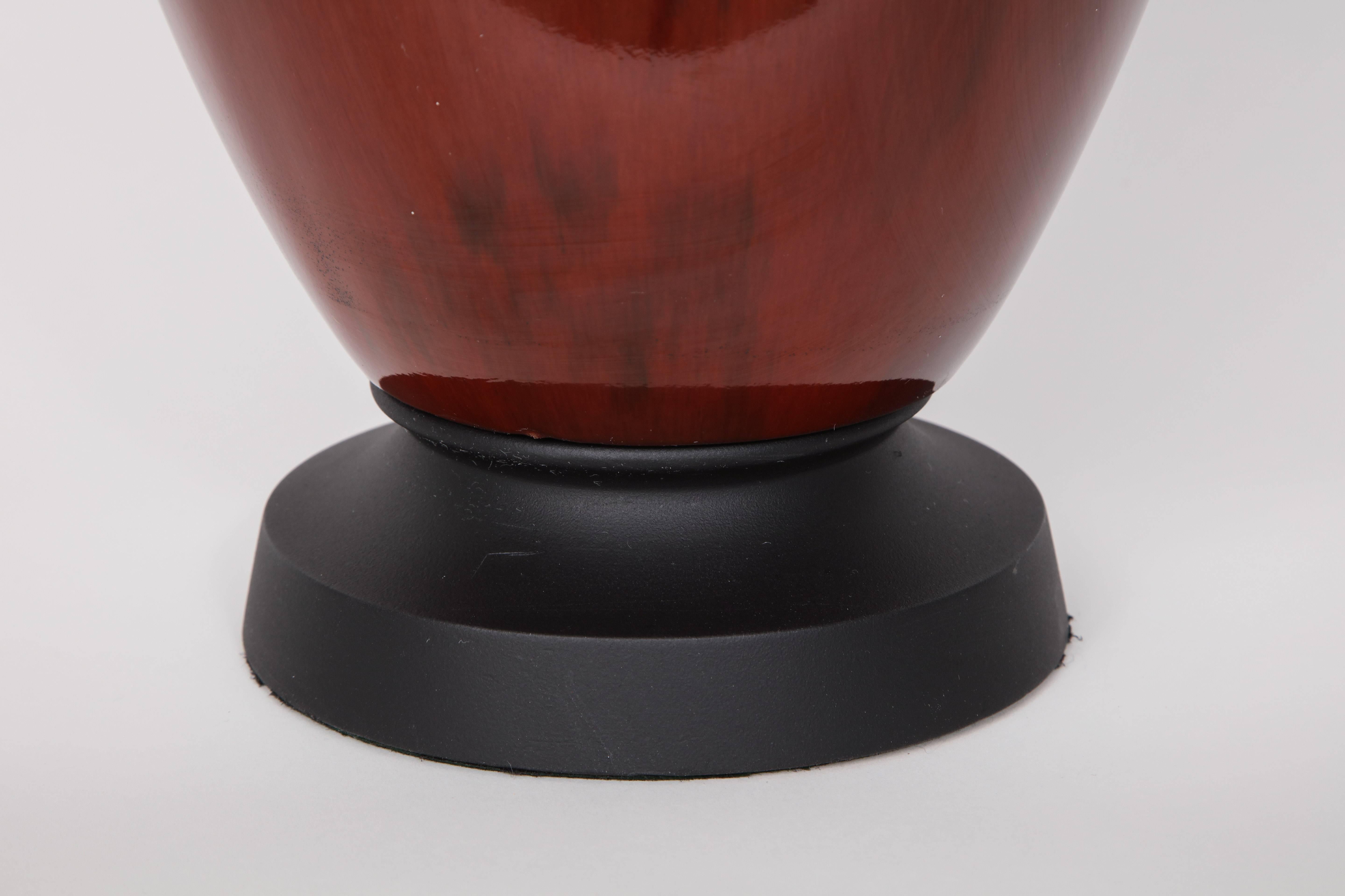 Zwei italienische Keramiklampen aus der Mitte des Jahrhunderts mit gesprenkelter, glänzender Blutstein-Glasur, die auf mattgrau lackierten Holzsockeln stehen. Neu verkabelt für den Gebrauch in den USA, mit Doppelkettensteckdosen aus Messing und
