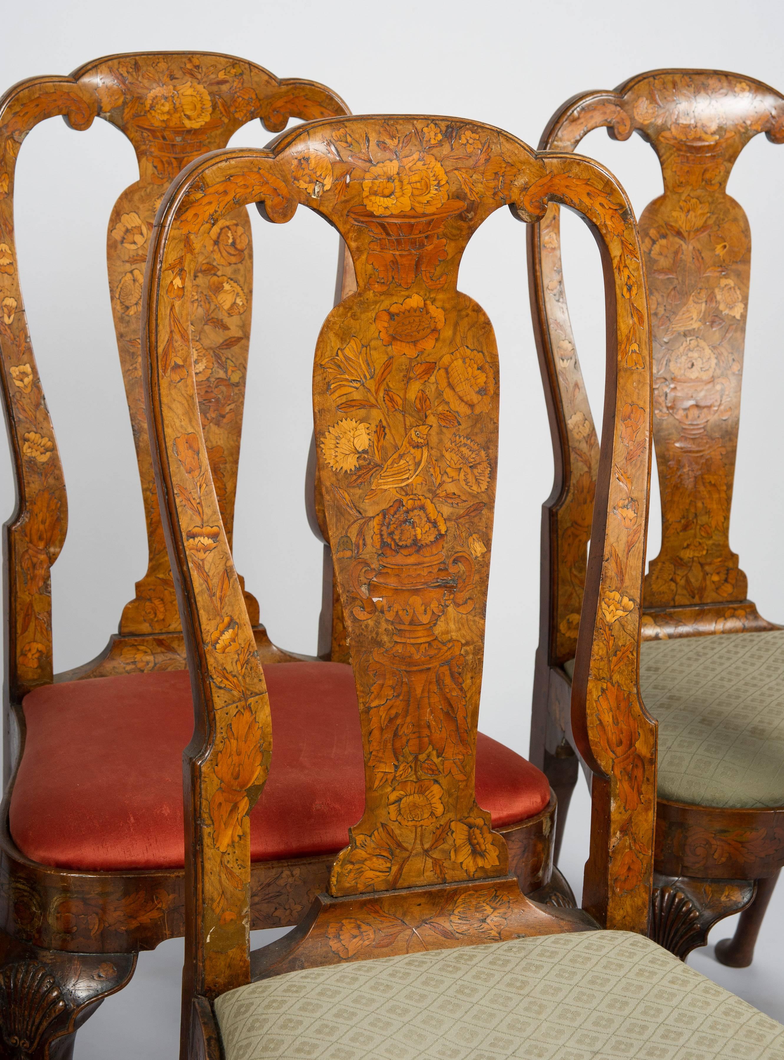 Un ensemble de bonne qualité de six chaises en marqueterie hollandaise du XVIIIe siècle, chacune ayant des fleurs, des feuilles, des oiseaux et des urnes incrustés sur les dossiers et le tablier. Les sièges sont en forme de goutte d'eau et reposent