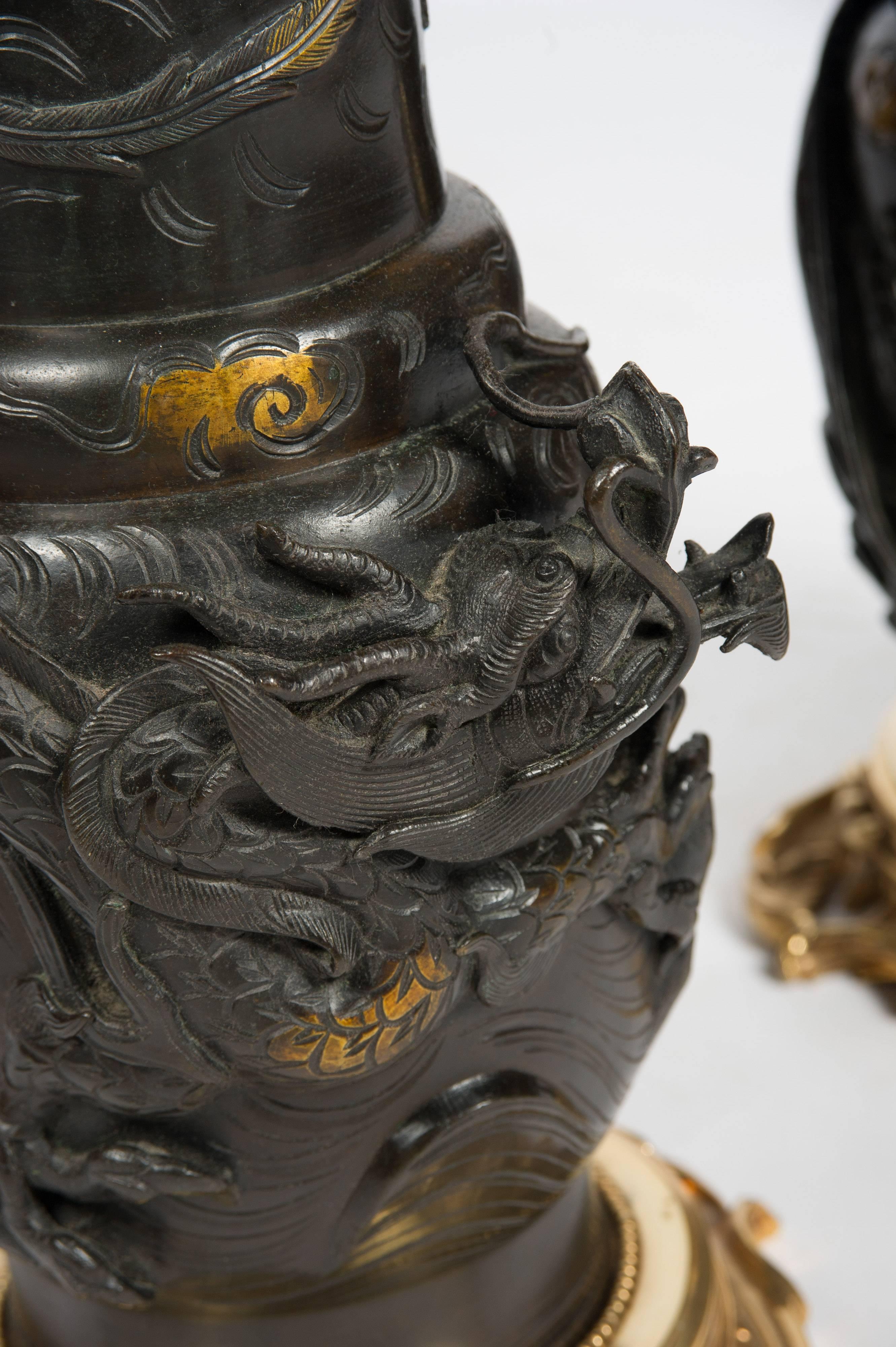 Bronze Grande paire de vases / lampes japonais en bronze du 19ème siècle en vente
