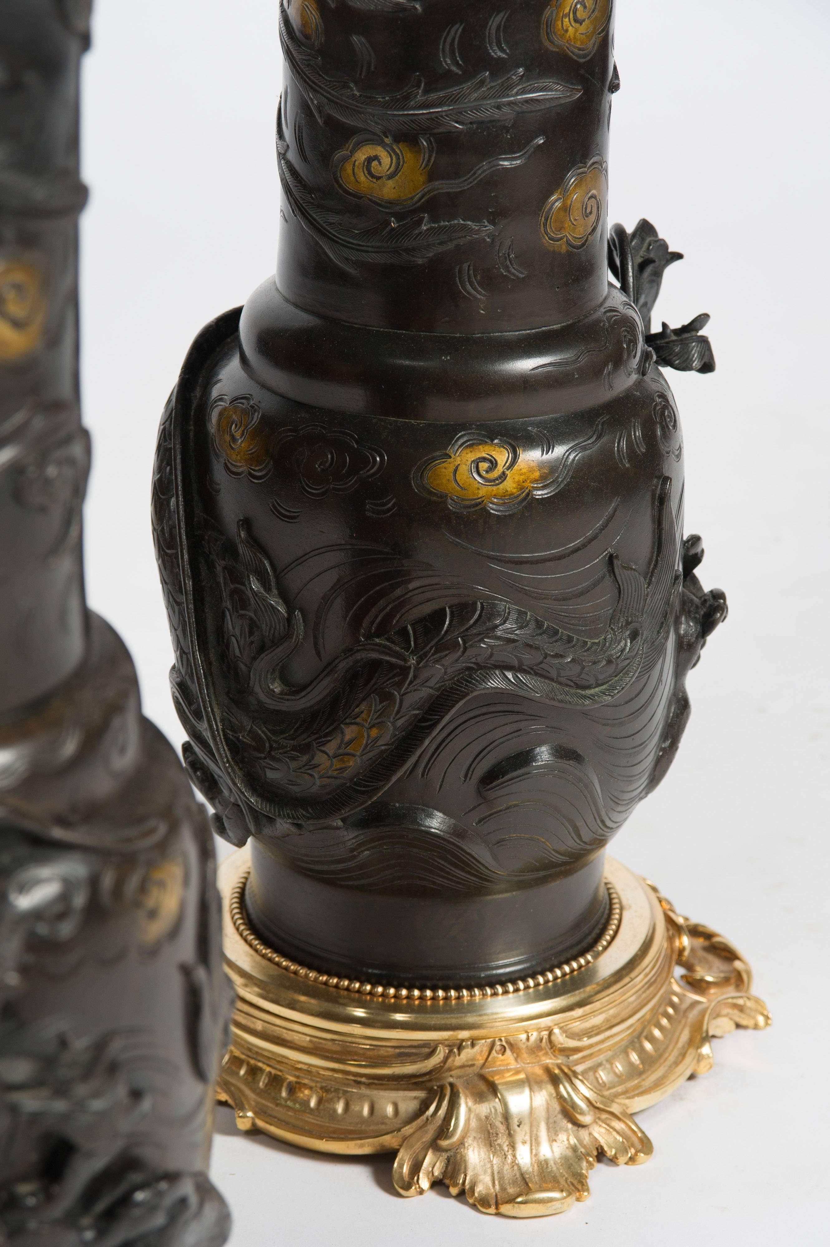 Grande paire de vases / lampes japonais en bronze du 19ème siècle en vente 3