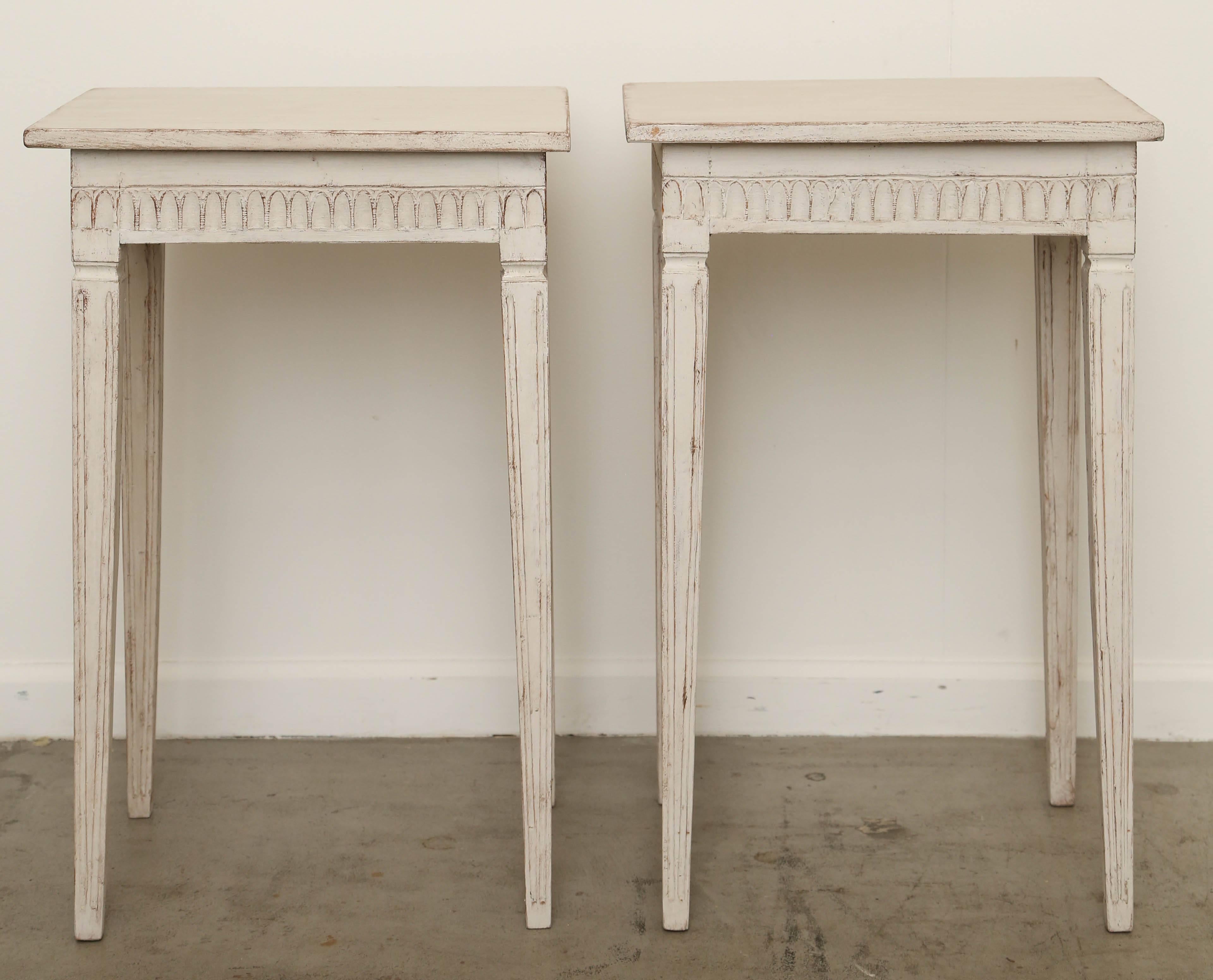 Pair of antique Swedish Gustavian style small side tables,  Swedish white
refreshed distressed Swedish white finish, lambs tongue border with tapered fluted legs, 19th century

Measures: 19.25 in W x 16.00 in D x 30.00 in H.


   