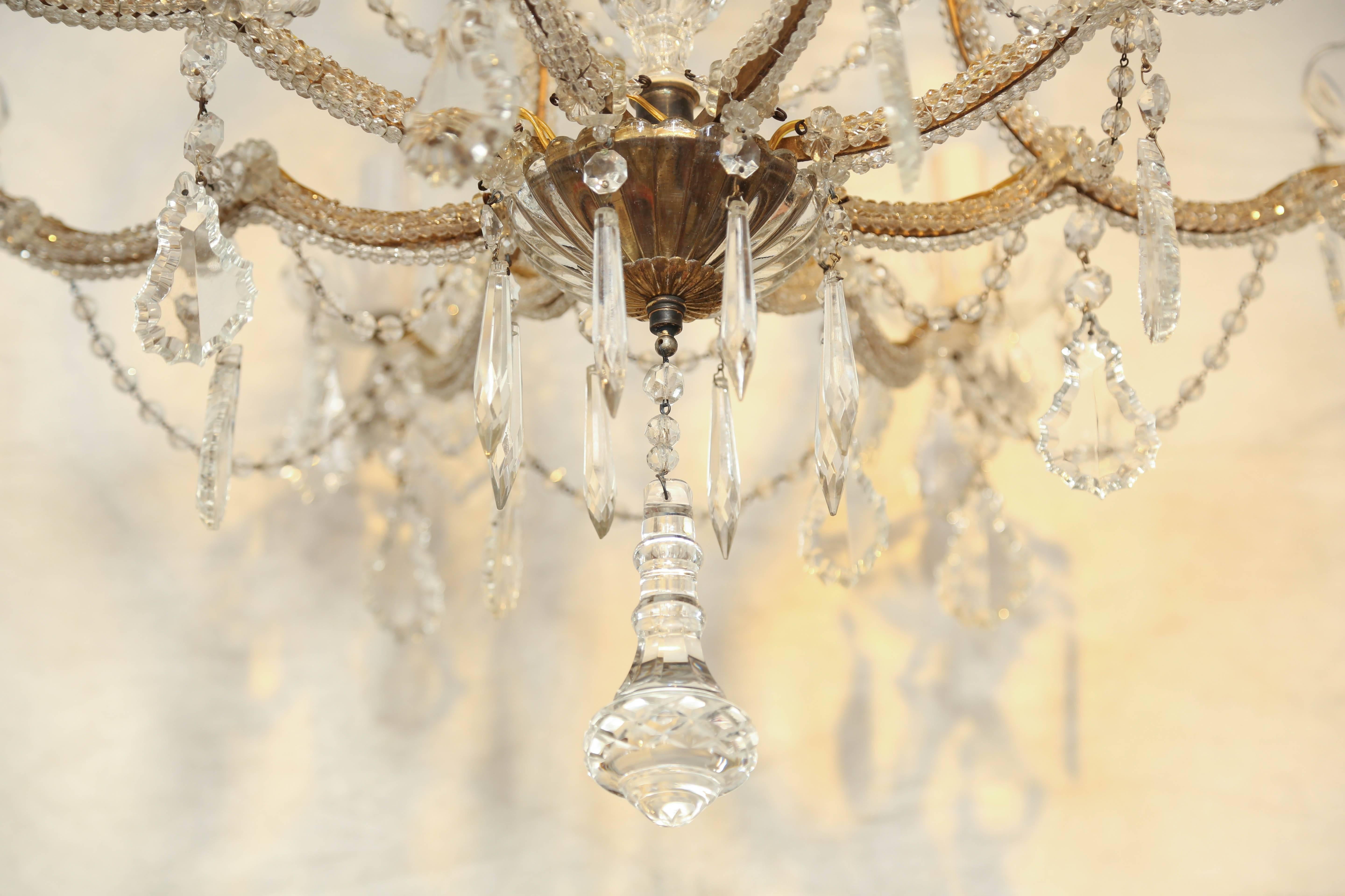 Perlenbesetzter italienischer Maria Theresa-Perlen-Kronleuchter mit acht Leuchten (Italienisch) im Angebot
