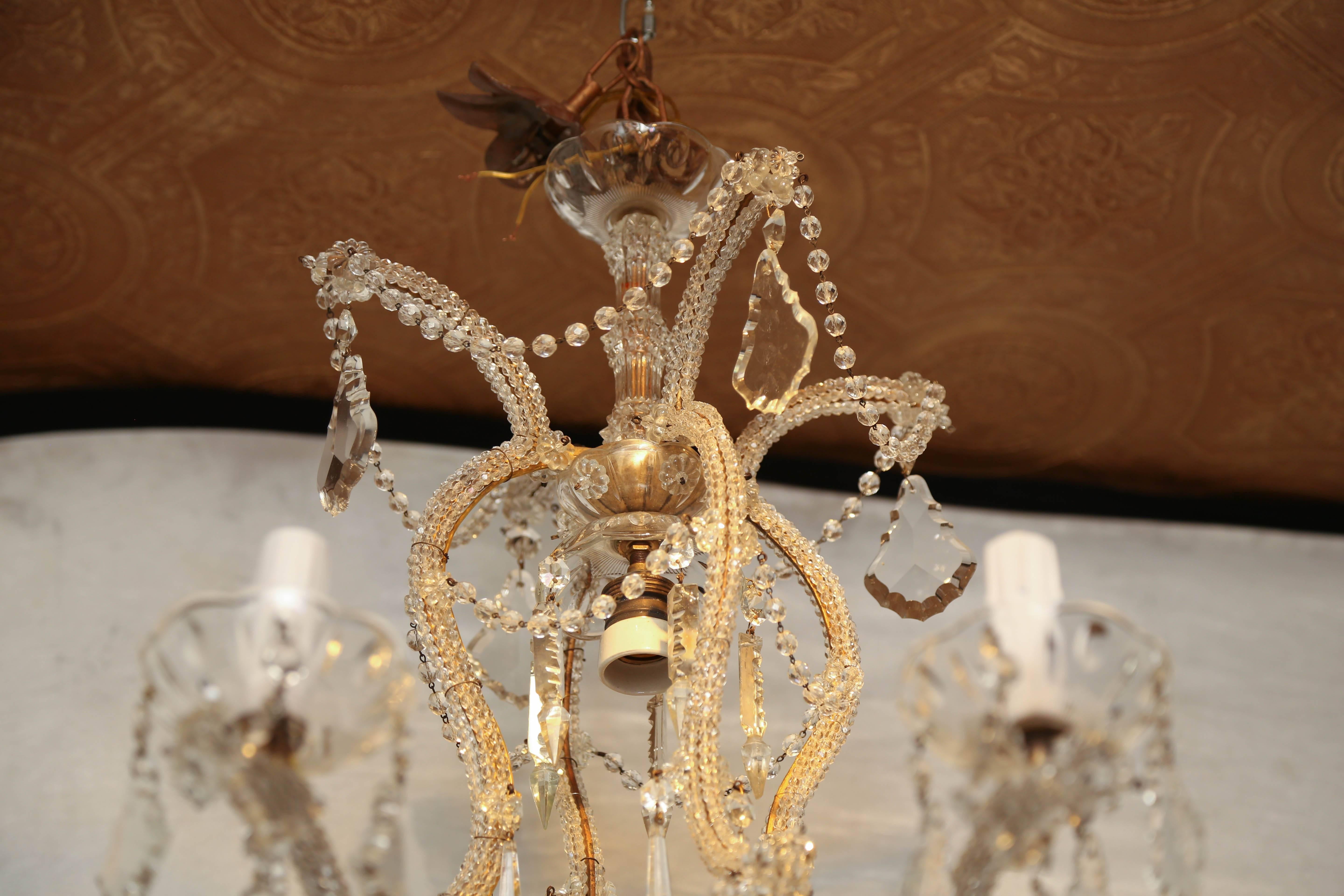 Perlenbesetzter italienischer Maria Theresa-Perlen-Kronleuchter mit acht Leuchten (Frühes 20. Jahrhundert) im Angebot