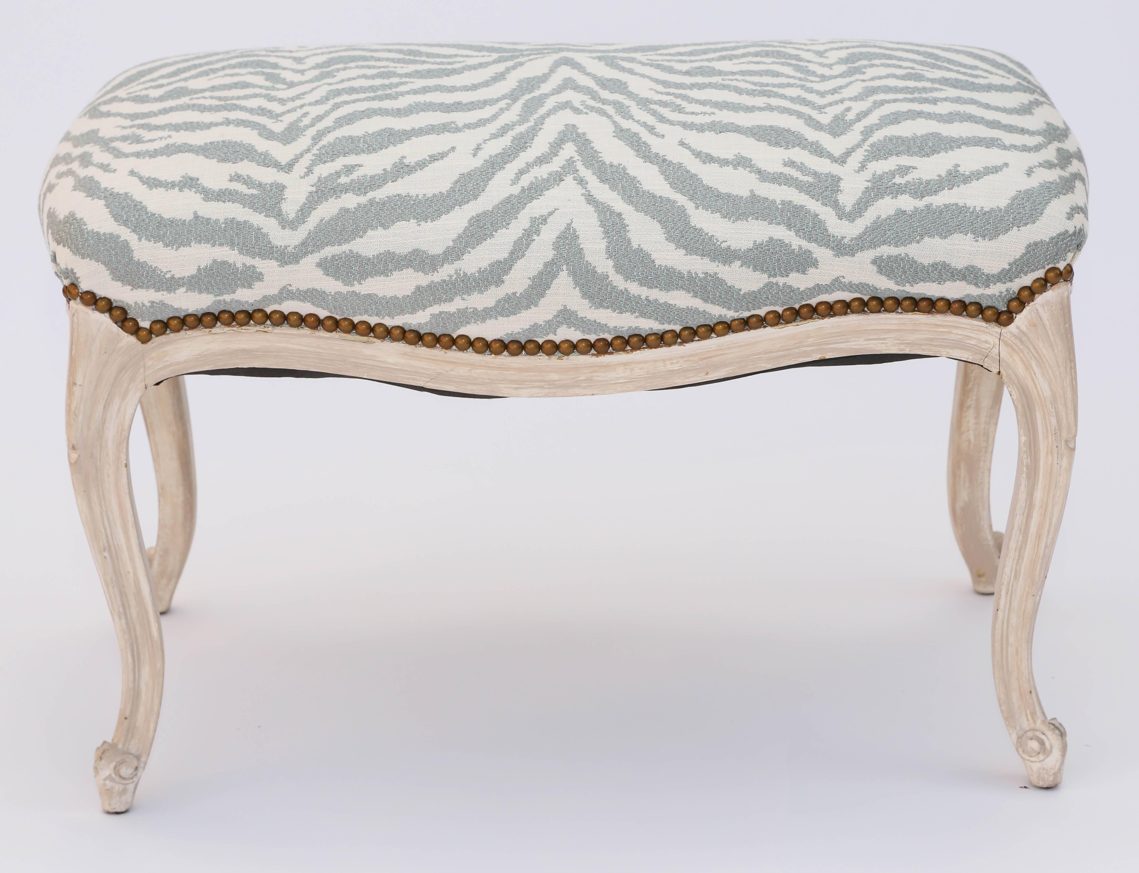 Banc, ayant un siège en couronne avec des têtes de clous, sur un cadre cannelé avec une finition décapée, élevé sur des pieds cabriole avec des orteils d'escargot.

Stock ID : D3577