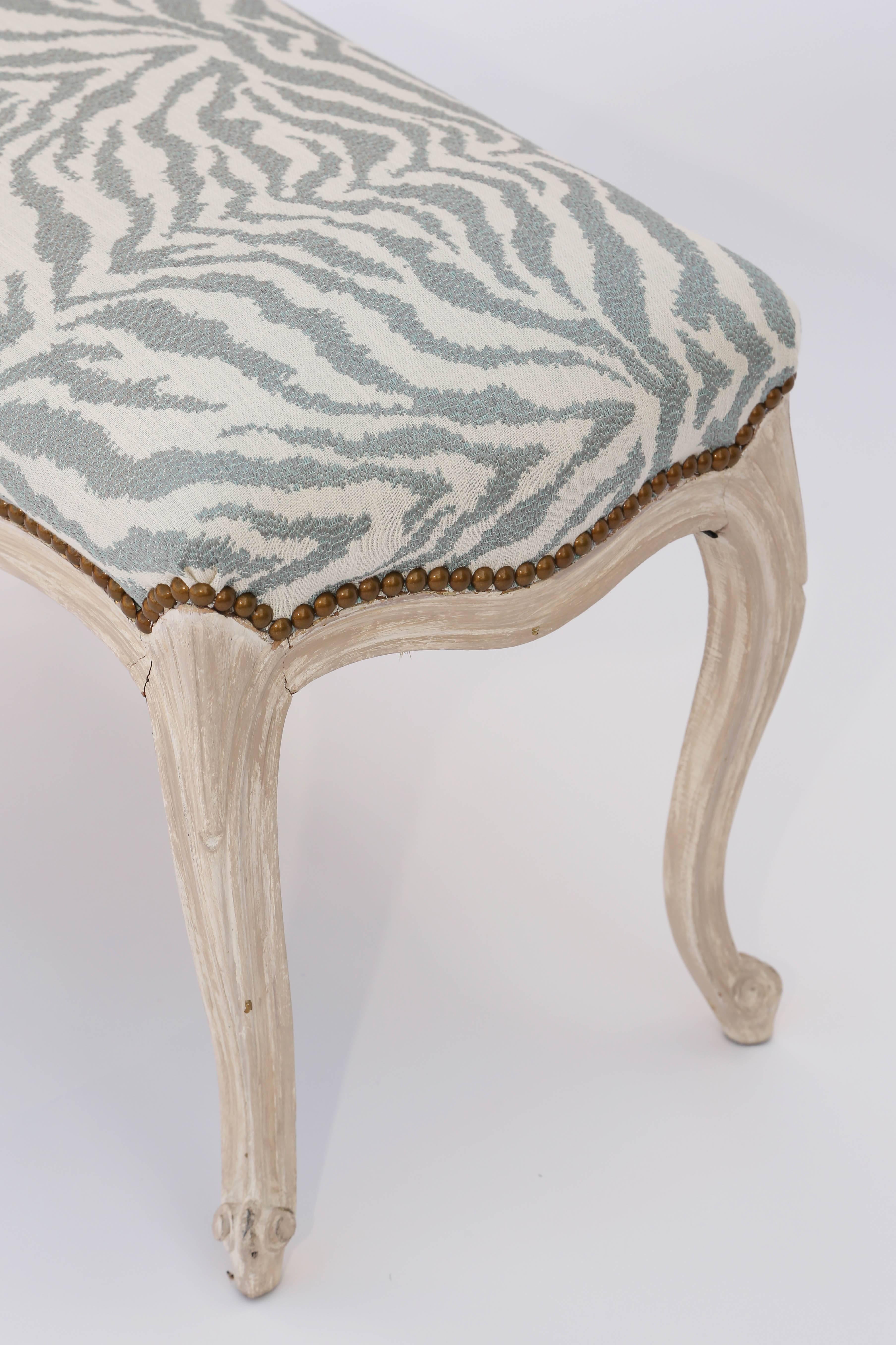 Français Banc Louis XV avec finition en bois repoussé en vente