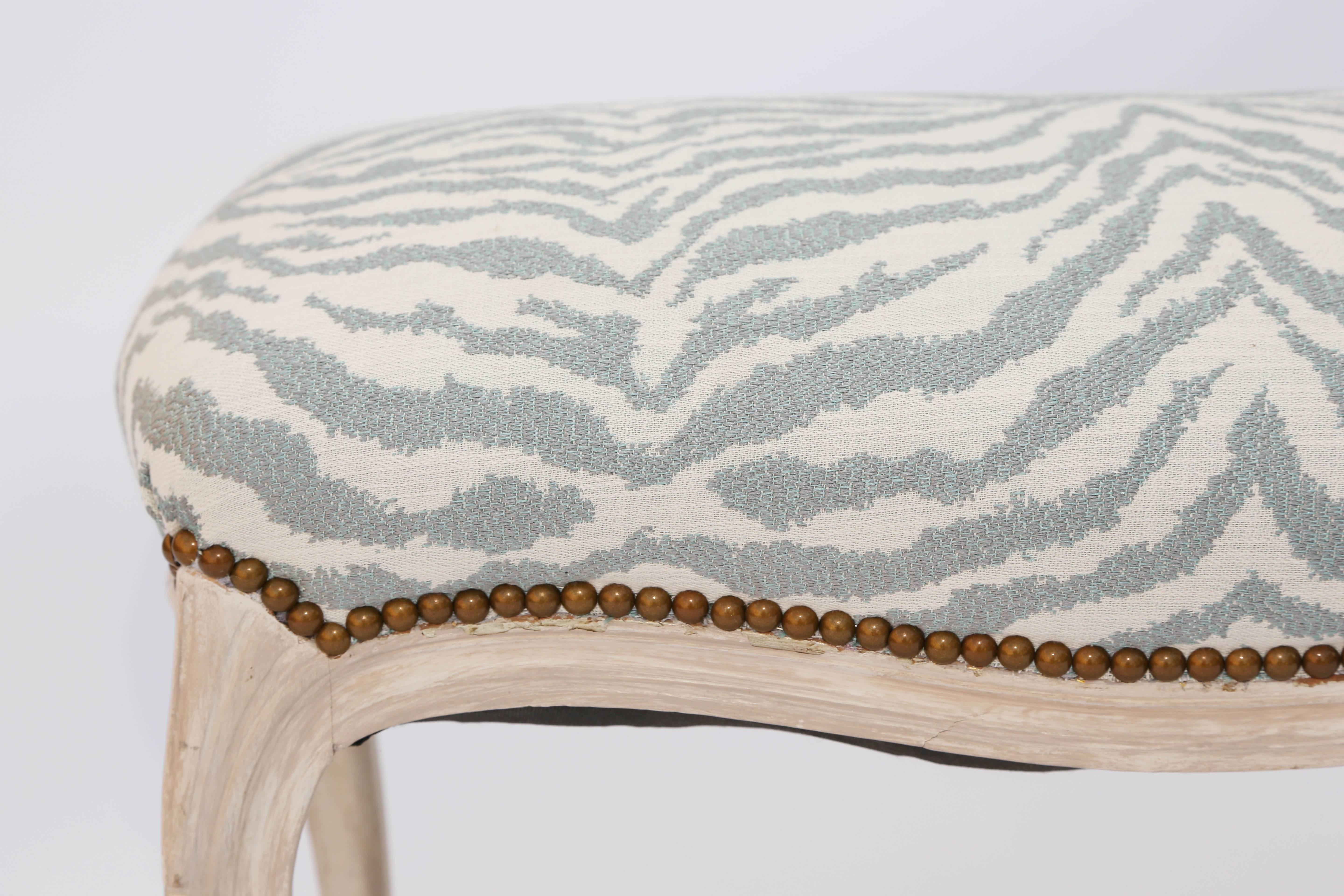 Peint Banc Louis XV avec finition en bois repoussé en vente