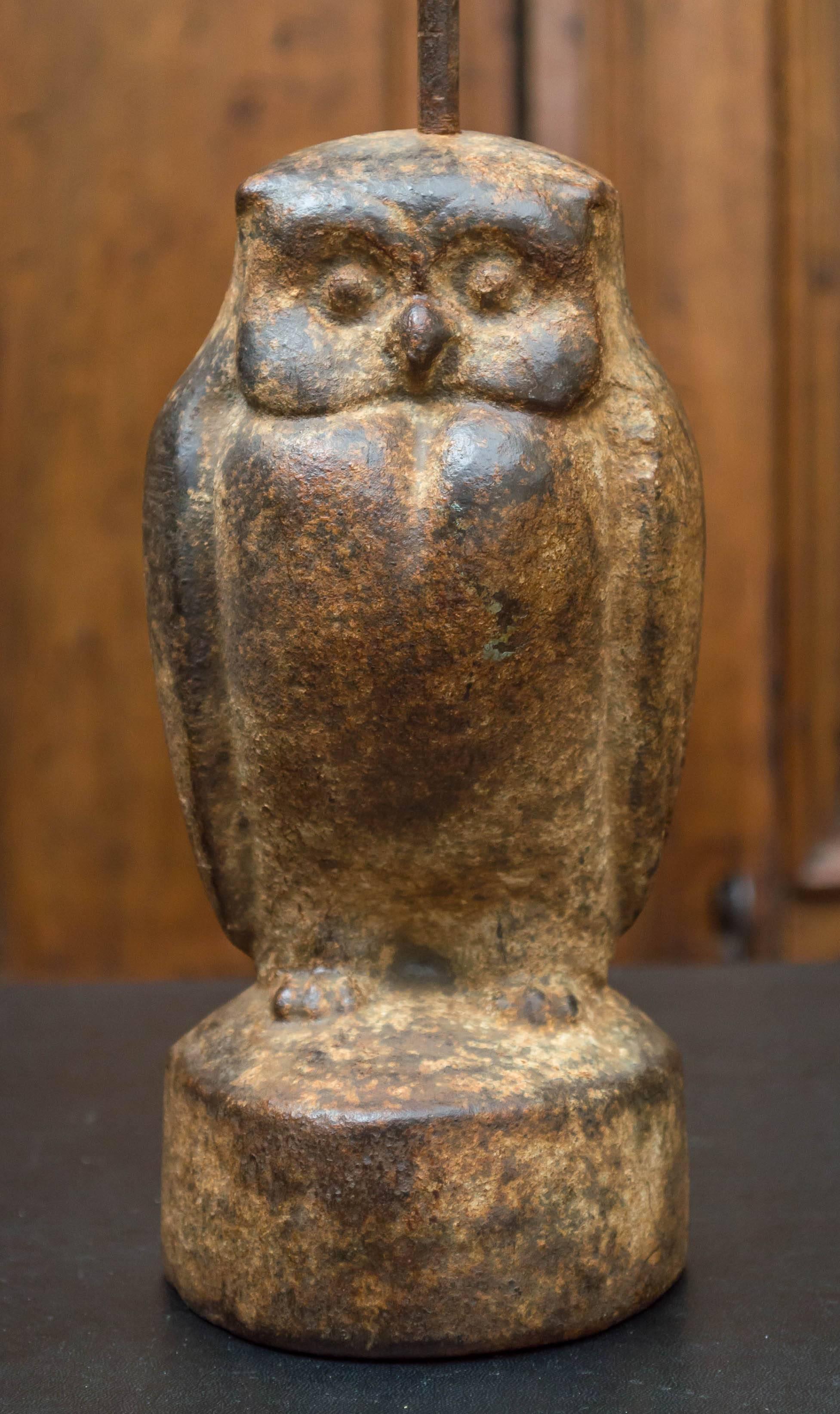 Late 19th century cast iron owl door stop with a brass knobbed standard / handle.
Old cement fill for extra weight. American. Great unrestored patina and heavy weight.