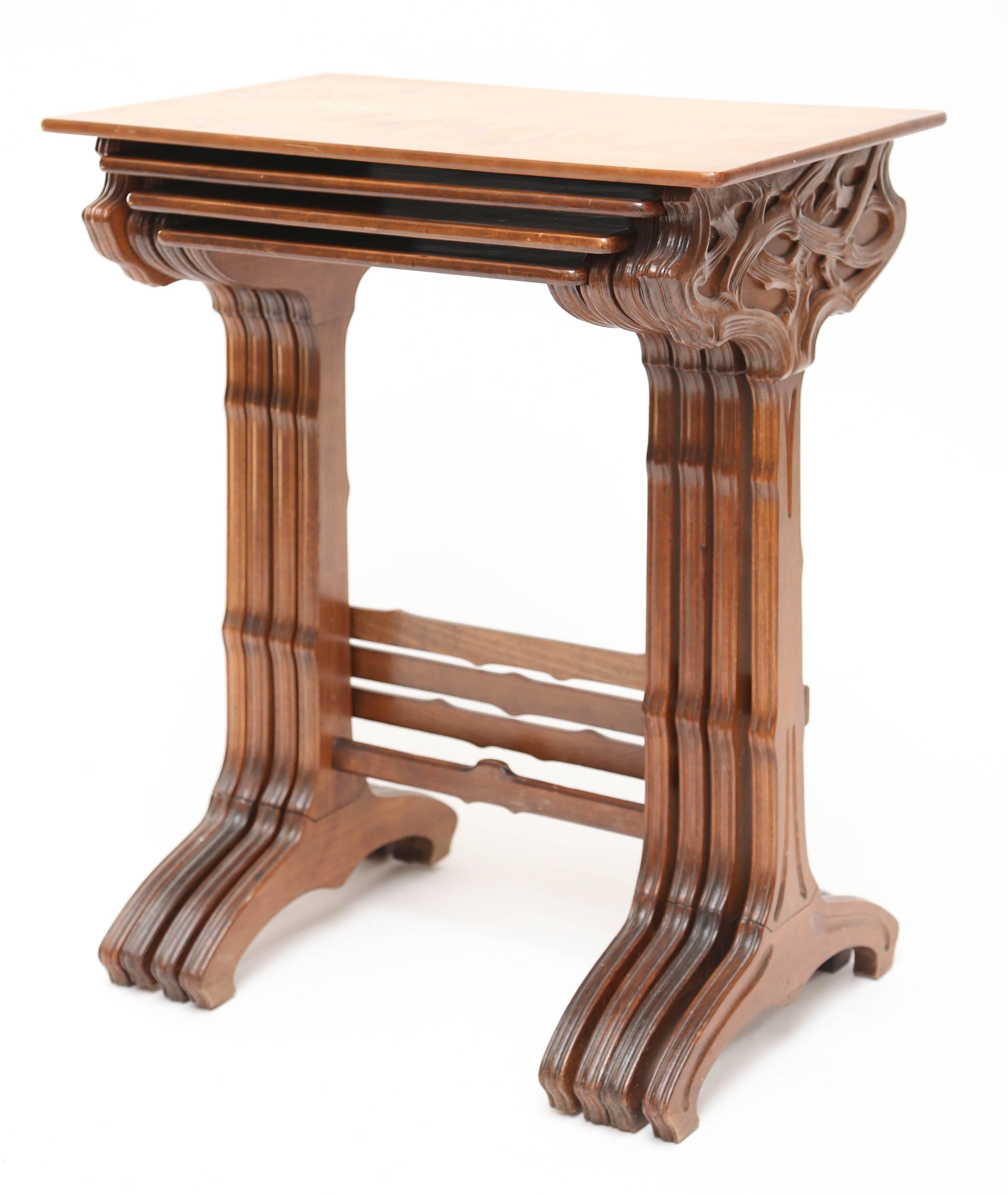 Le meilleur exemple de cette forme que nous ayons vu. 
Les quatre tables présentent de délicates incrustations florales
Détails sculptés en coup de fouet sur les côtés
Chaque table est signée.