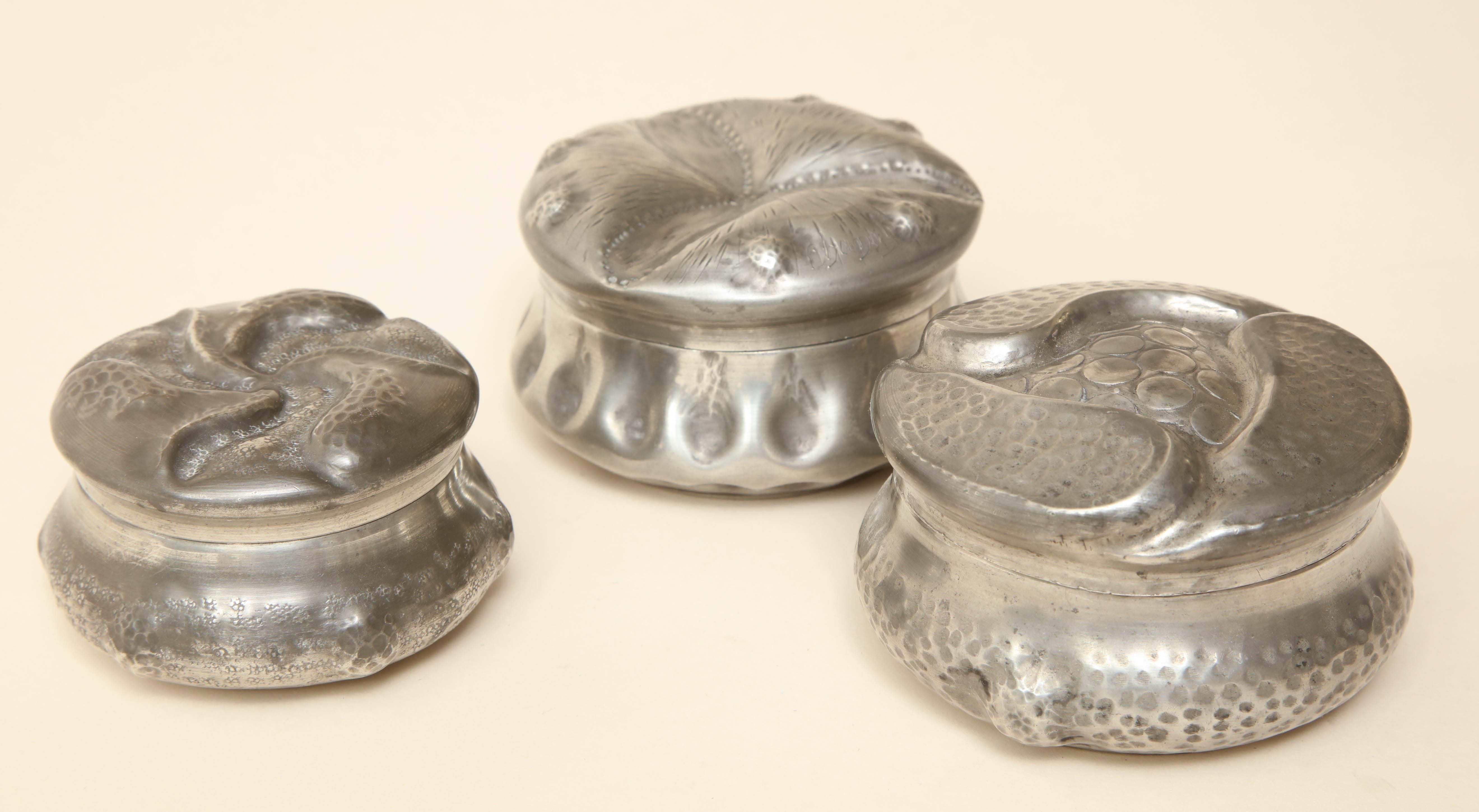 Measures: 3 1/2'' wide; 2 1/8'' high
hand-wrought dinanderie pewter martele covered box with three-lobe design with circles in the center.
Impressed A.E. CHANAL underneath.
$500-Inv. #599

Measures: 3 9/16'' wide; 2 1/16'' high
hand-wrought