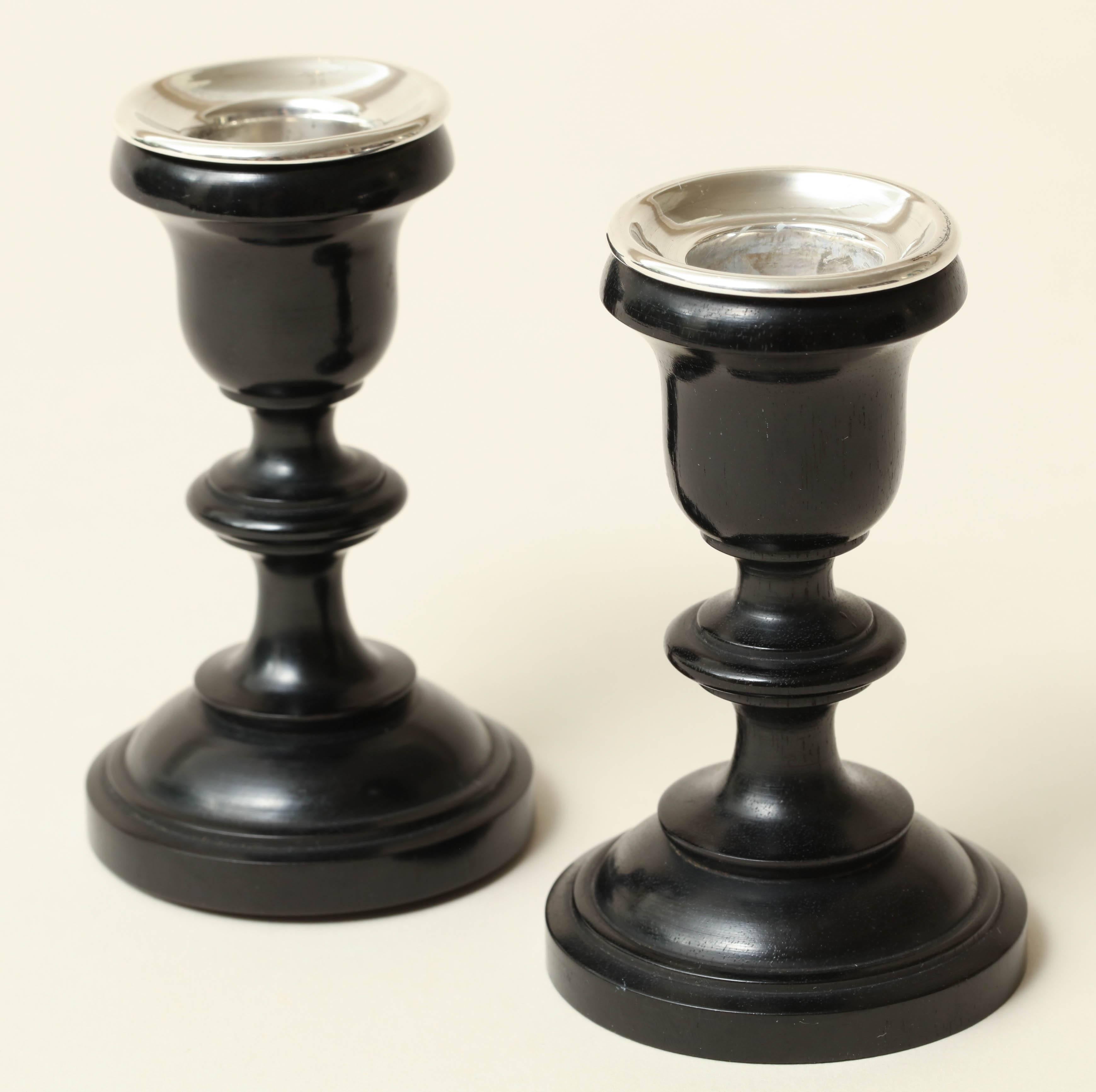 English Art Deco Pair of Ebony and Sterling Silver Candlesticks In Excellent Condition For Sale In New York, NY