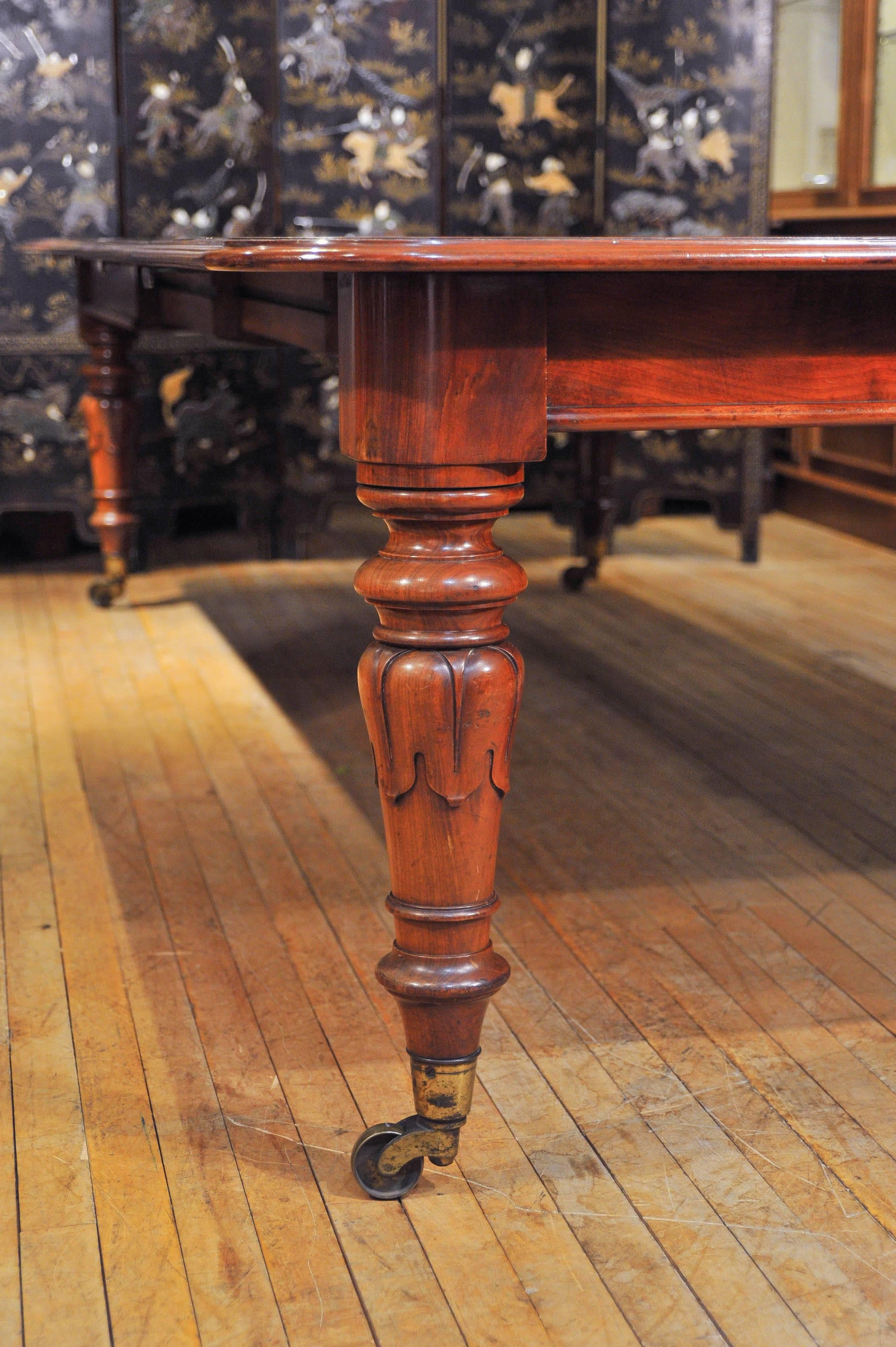 English 19th Century Mahogany Grand Dining Table