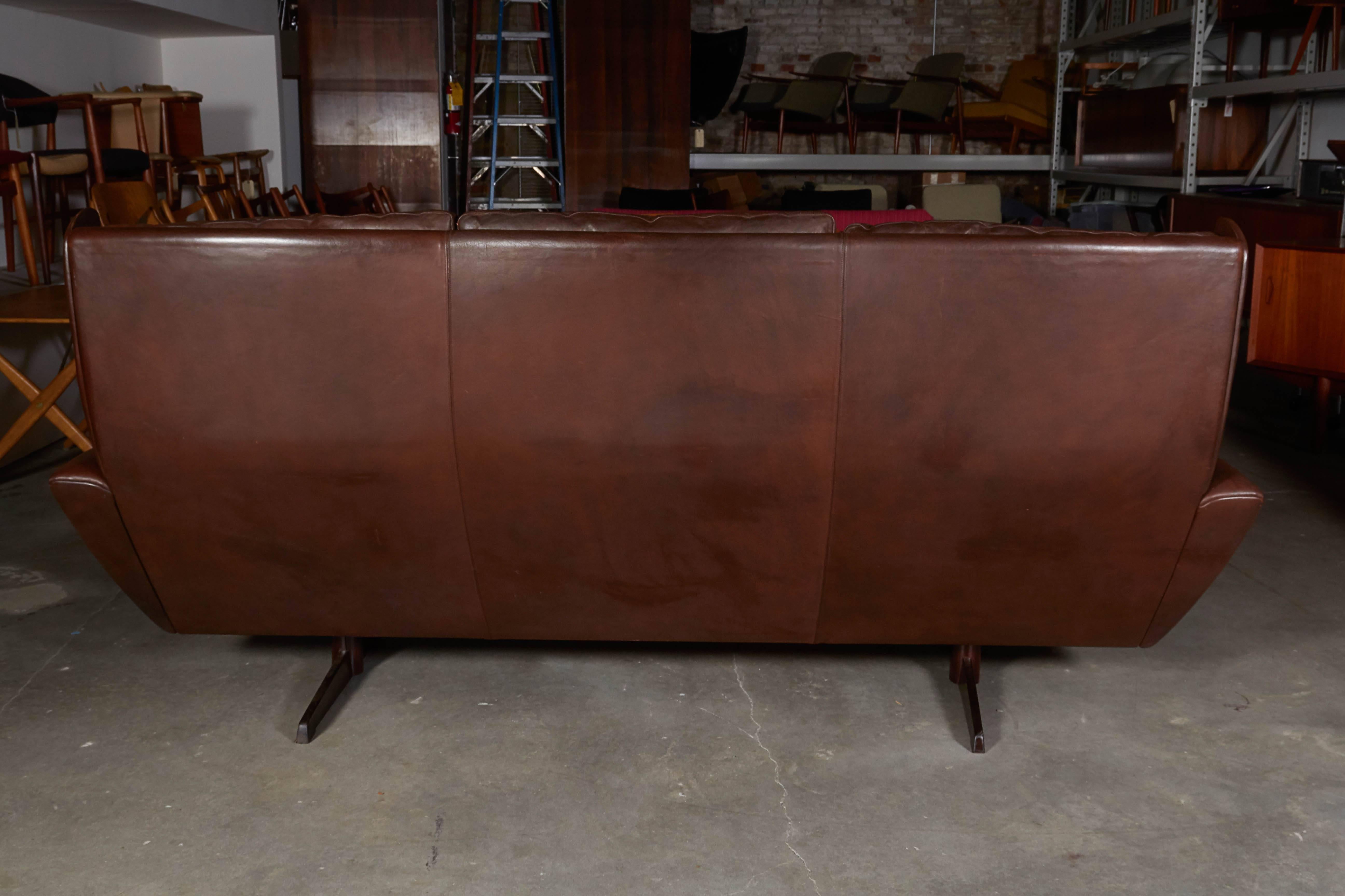 Atomic Brown Leather Sofa by Fredrik Kayser 1