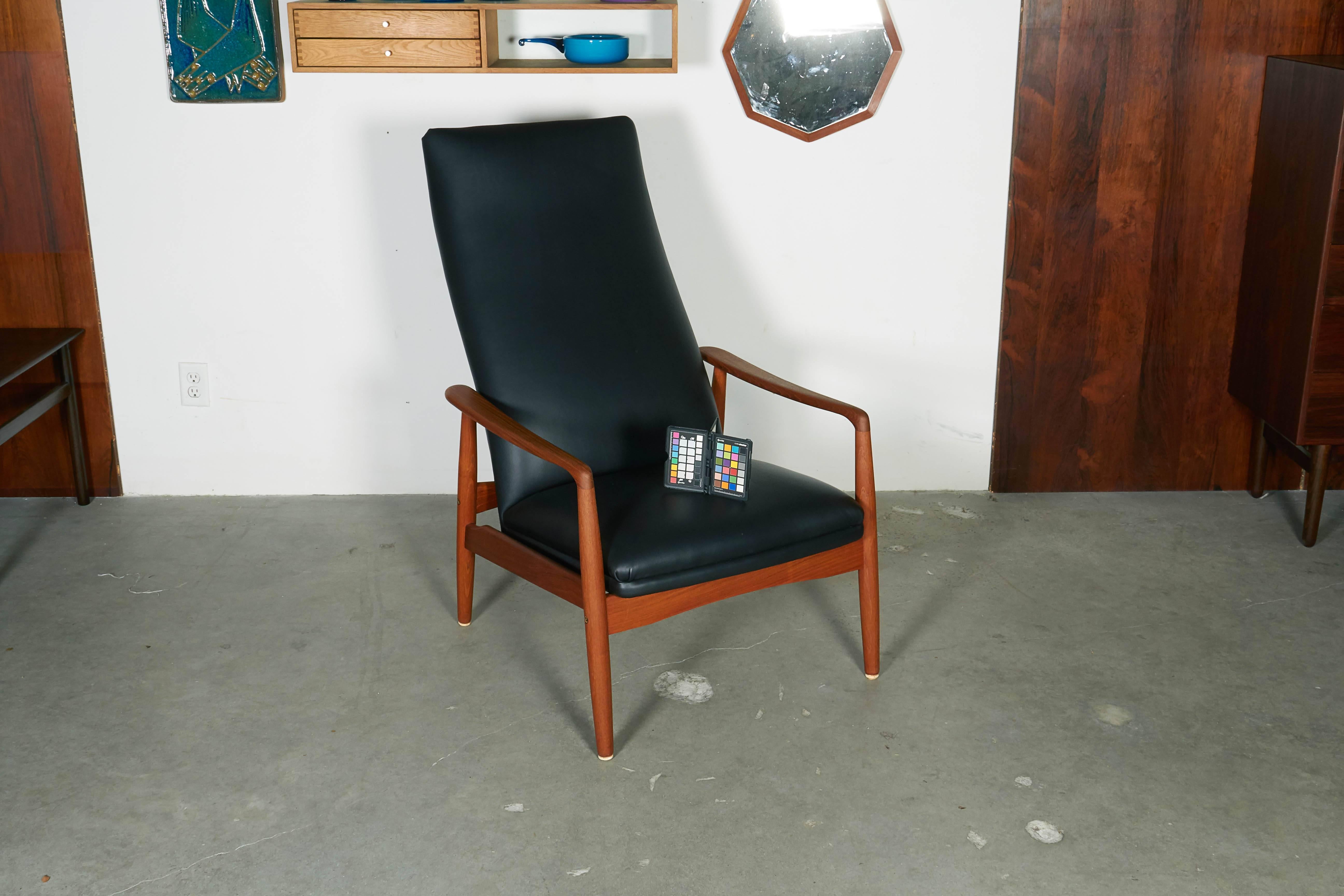 Vintage 1950s Teak Recliner Arm Chair

This mid century leather recliner is in excellent condition, and newly upholstered in a lovely matte black Italian leather. Simple reclining mechanism that never fails. Amazingly comfy. Ready for pick up,  