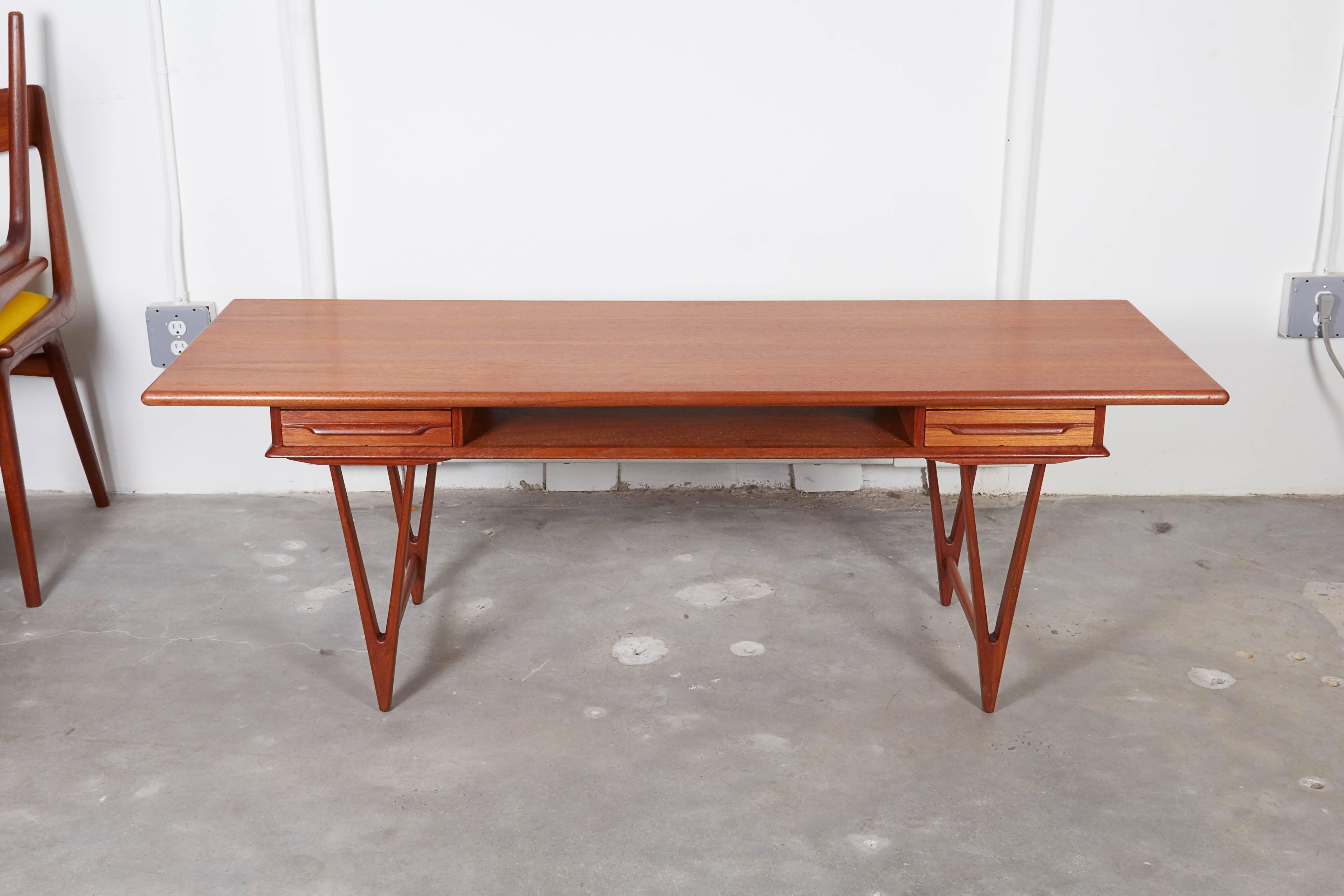 Vintage 1950s E.W. Bach Coffee Table

This Danish coffee table is a sculptural masterpieces. Shelves and drawers that open to both sides makes the perfect coffee table. Ready for pick up, delivery, or shipping anywhere in the world. 