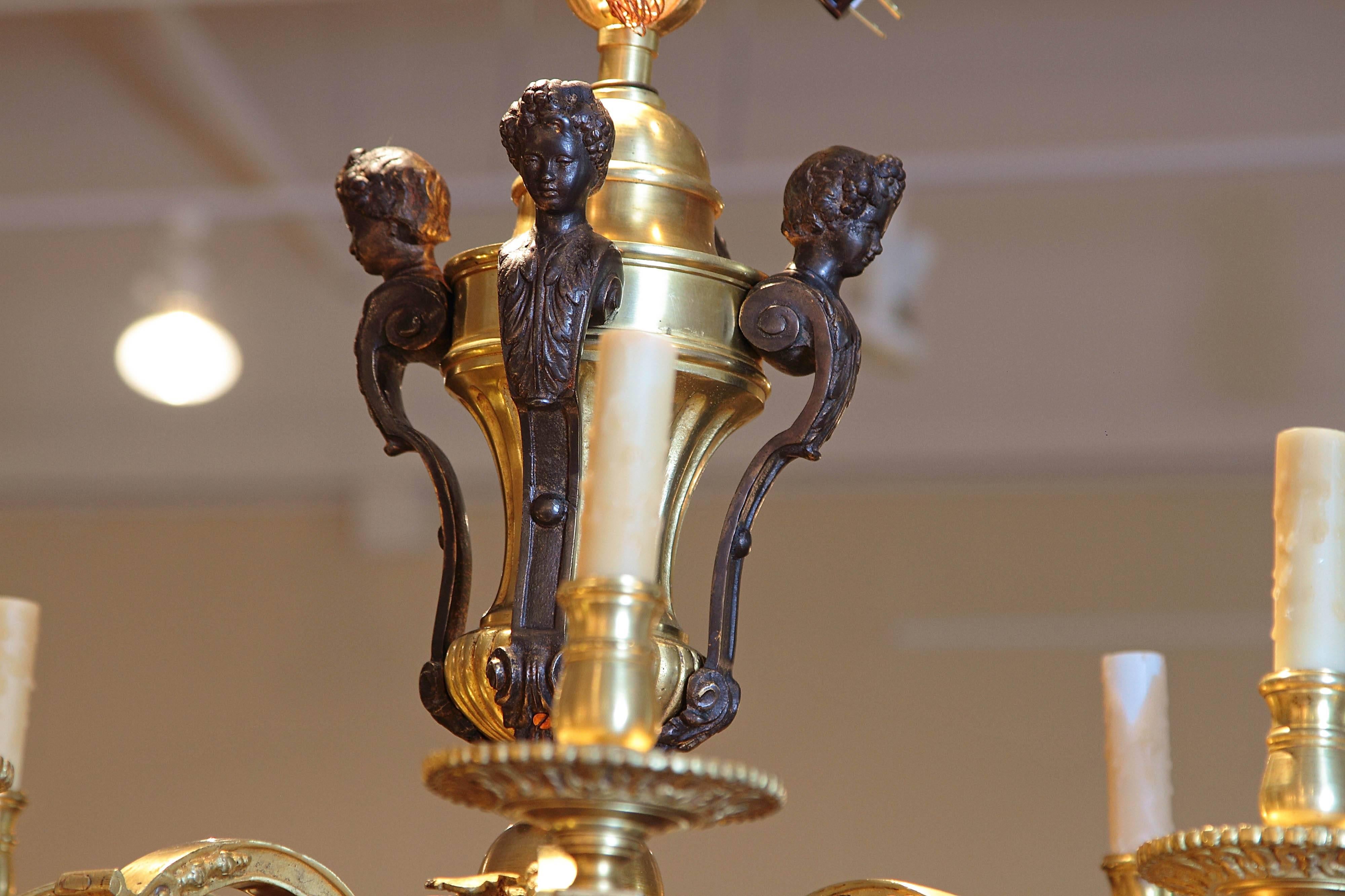 Schöner französischer Regence-Kronleuchter aus vergoldeter Bronze aus dem 19. Jahrhundert (Régence) im Angebot