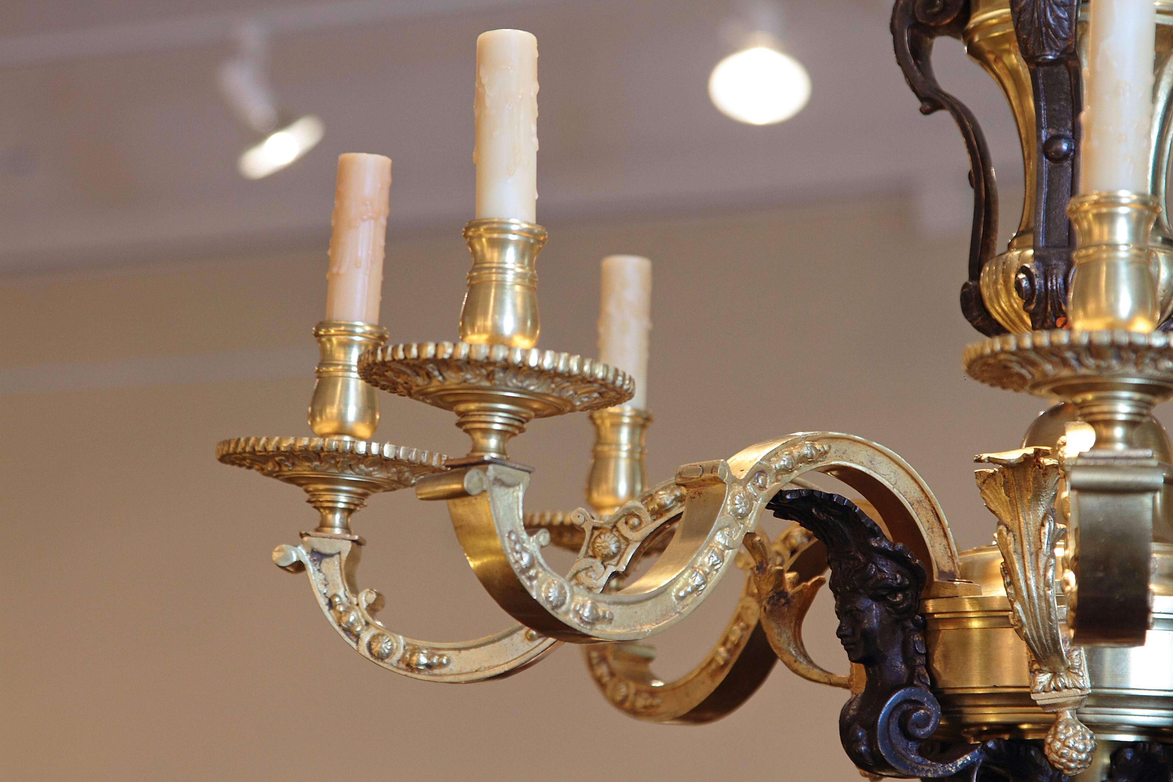 Bellissimo lampadario in bronzo dorato francese Regence del XIX secolo In condizioni ottime in vendita a Dallas, TX