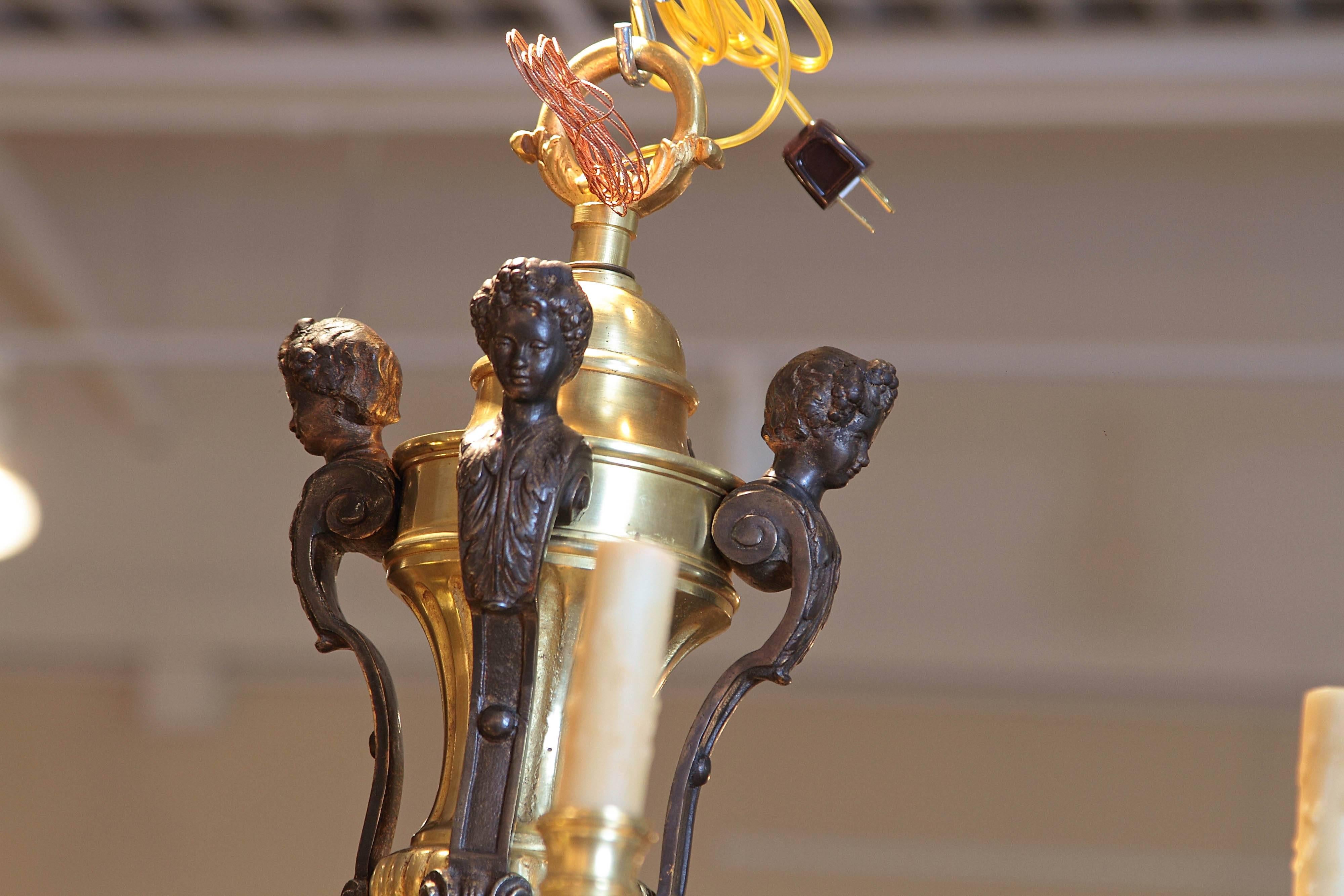 Schöner französischer Regence-Kronleuchter aus vergoldeter Bronze aus dem 19. Jahrhundert (Vergoldetes Metall) im Angebot