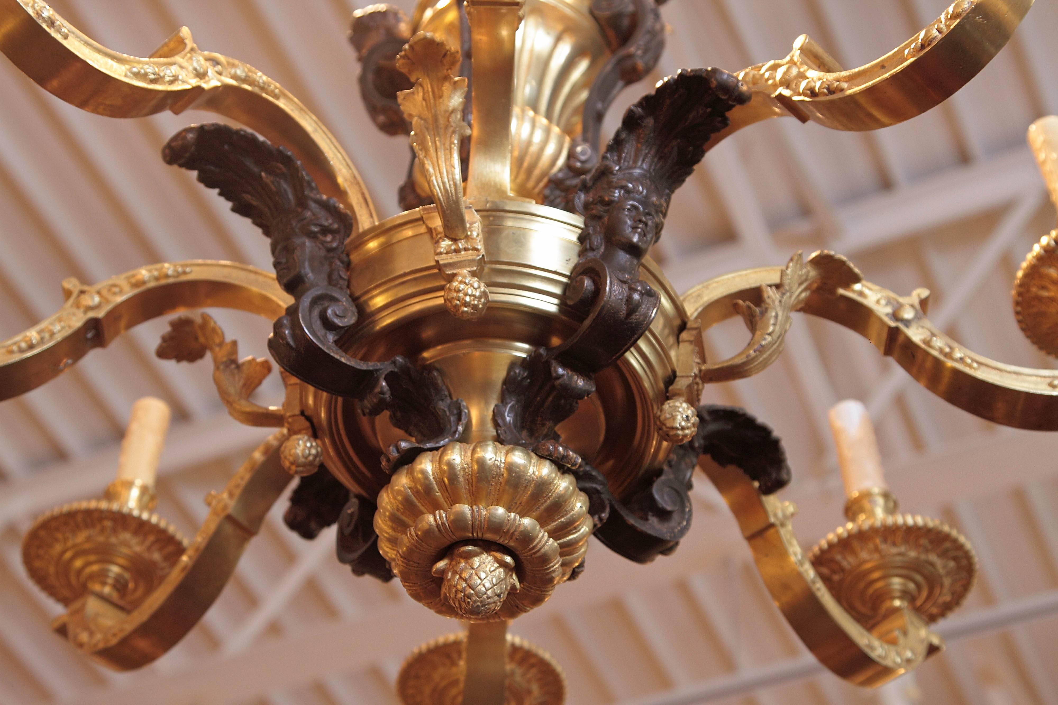 Bellissimo lampadario in bronzo dorato francese Regence del XIX secolo in vendita 2
