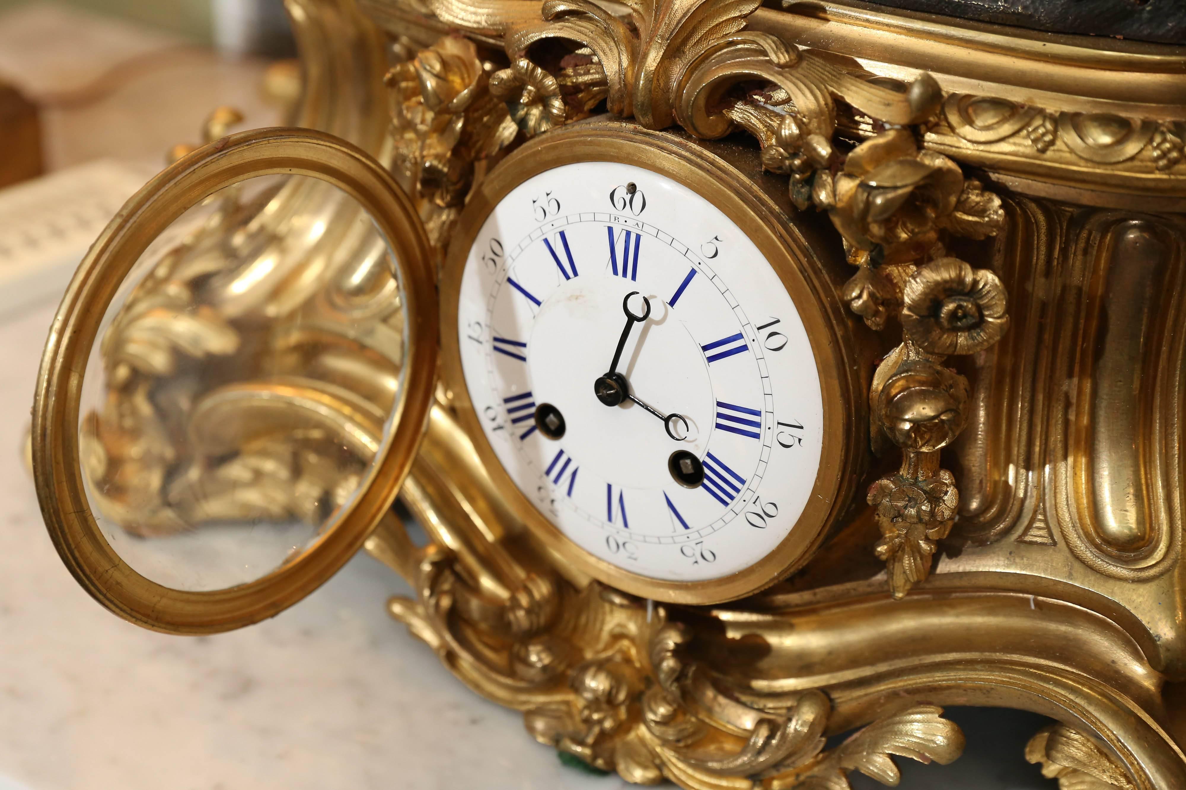 Grande horloge en bronze doré du 19ème siècle avec putto patiné monté sur le dessus en vente 1