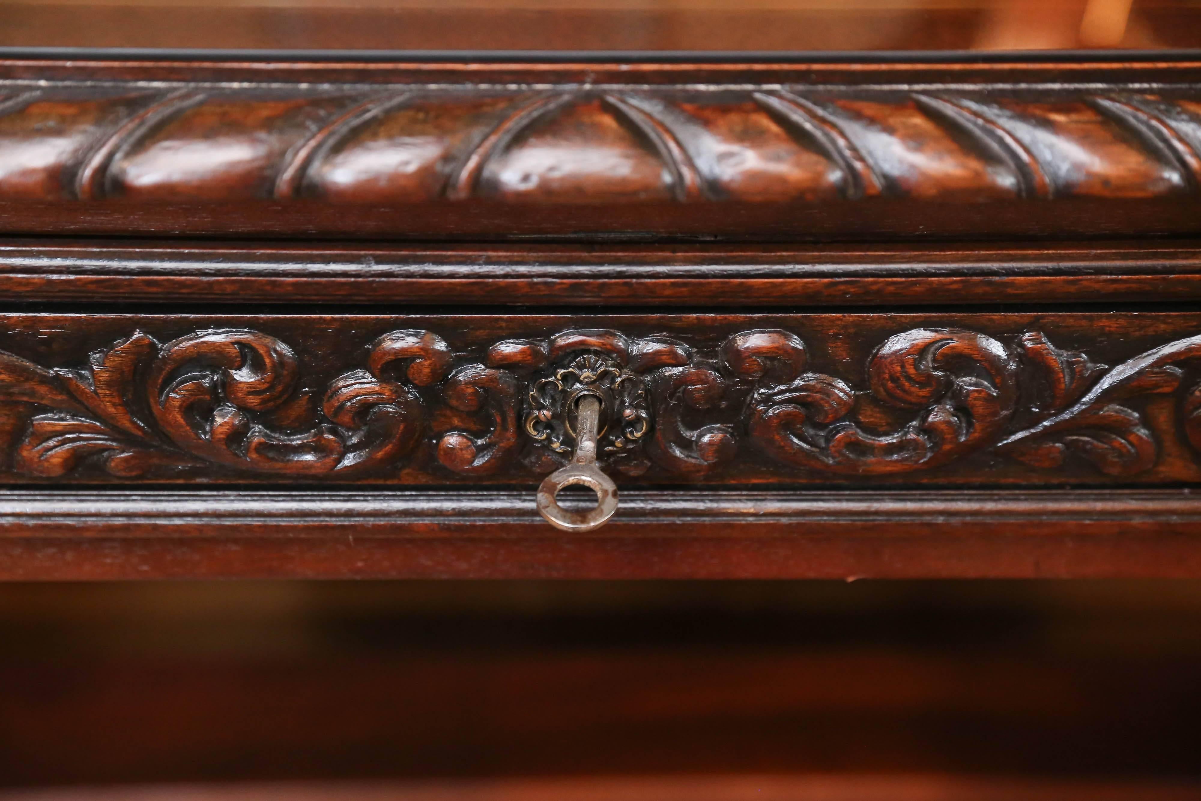 Antique Spanish Desk Carved in Mahogany with Serpentine Curved Legs In Excellent Condition In Houston, TX