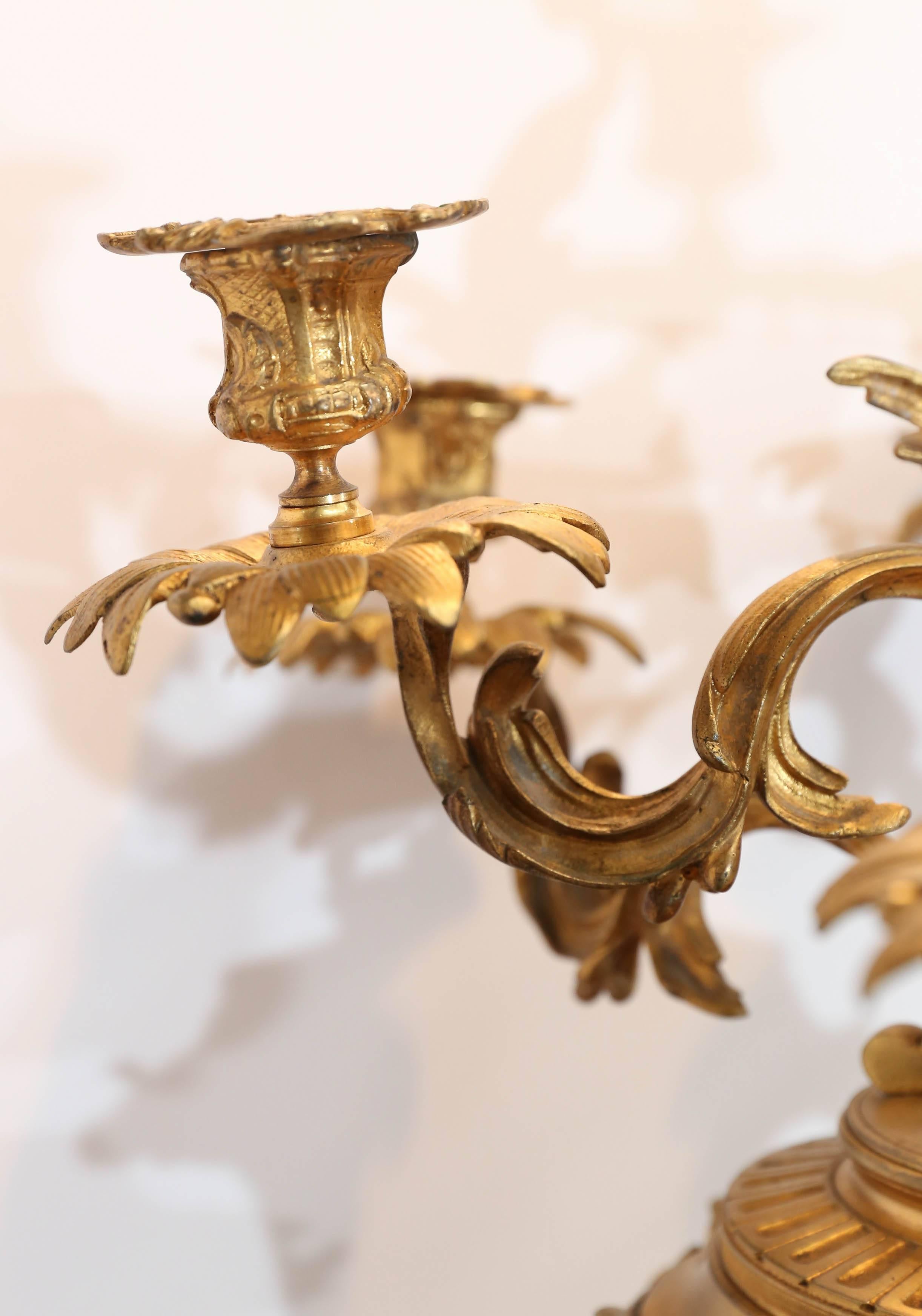 Paar Rosenmedaillon-Porzellan-Kandelaber in vergoldeter Bronze, 19. Jahrhundert (Vergoldet) im Angebot