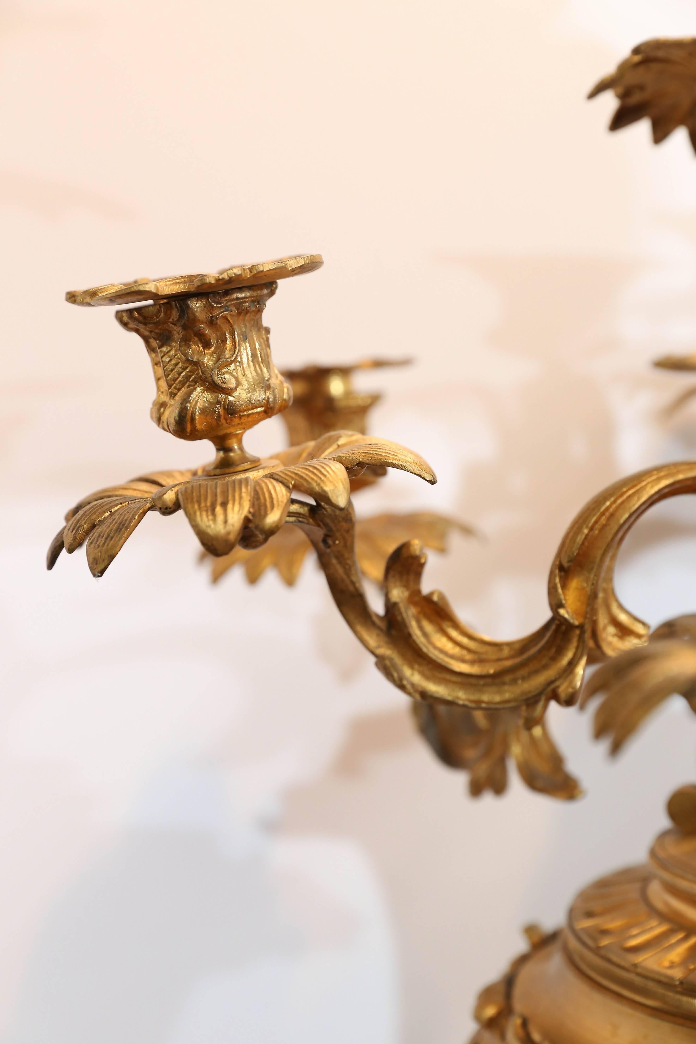 Paar Rosenmedaillon-Porzellan-Kandelaber in vergoldeter Bronze, 19. Jahrhundert im Angebot 3