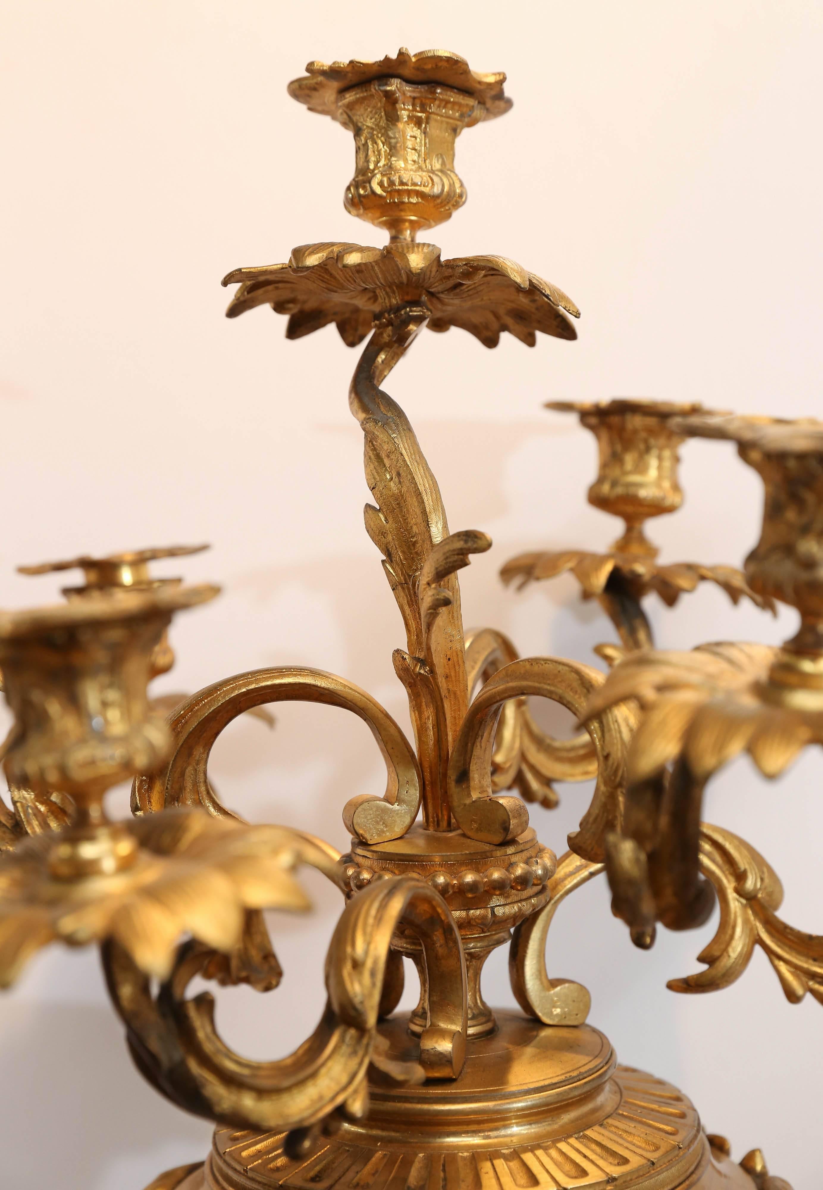 Paar Rosenmedaillon-Porzellan-Kandelaber in vergoldeter Bronze, 19. Jahrhundert im Angebot 4