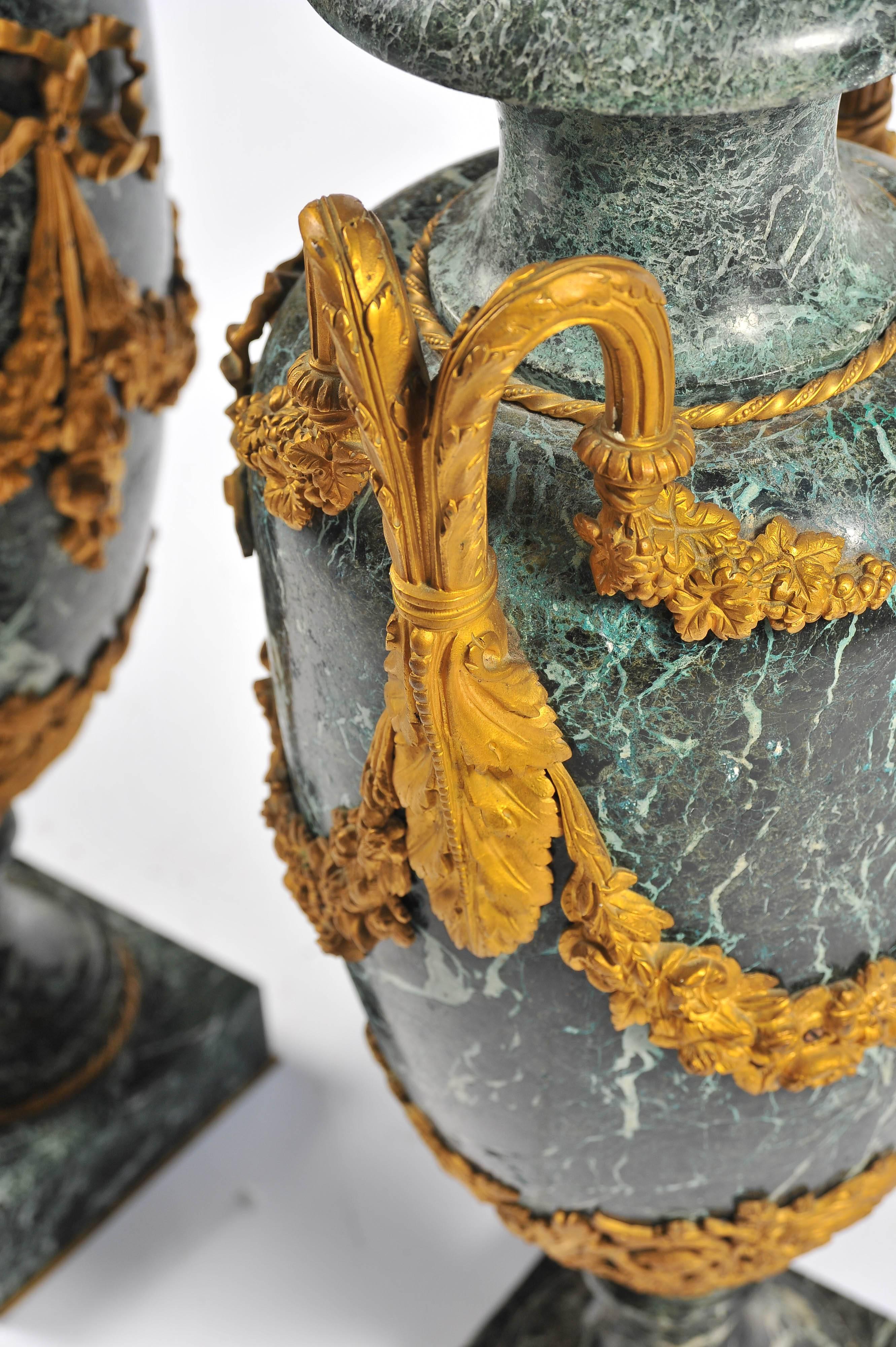 Large Pair of 19th Century Green Marble and Ormolu Urns In Good Condition For Sale In Brighton, Sussex