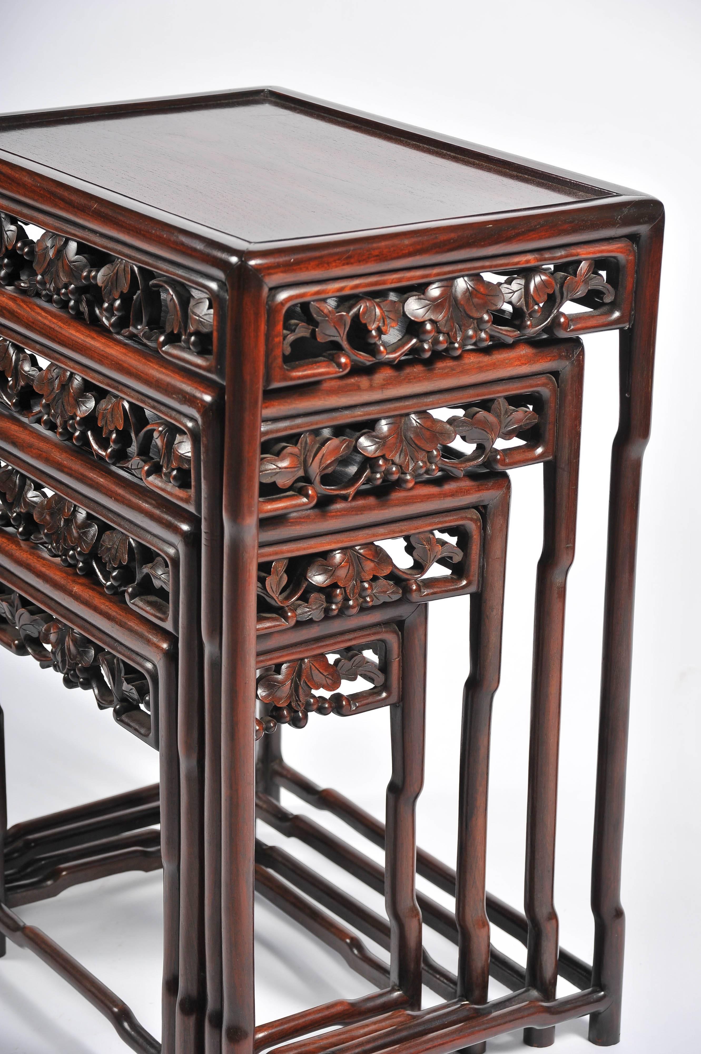 Sculpté à la main Ensemble de quatre tables chinoises en bois de feuillus du 19ème siècle en vente