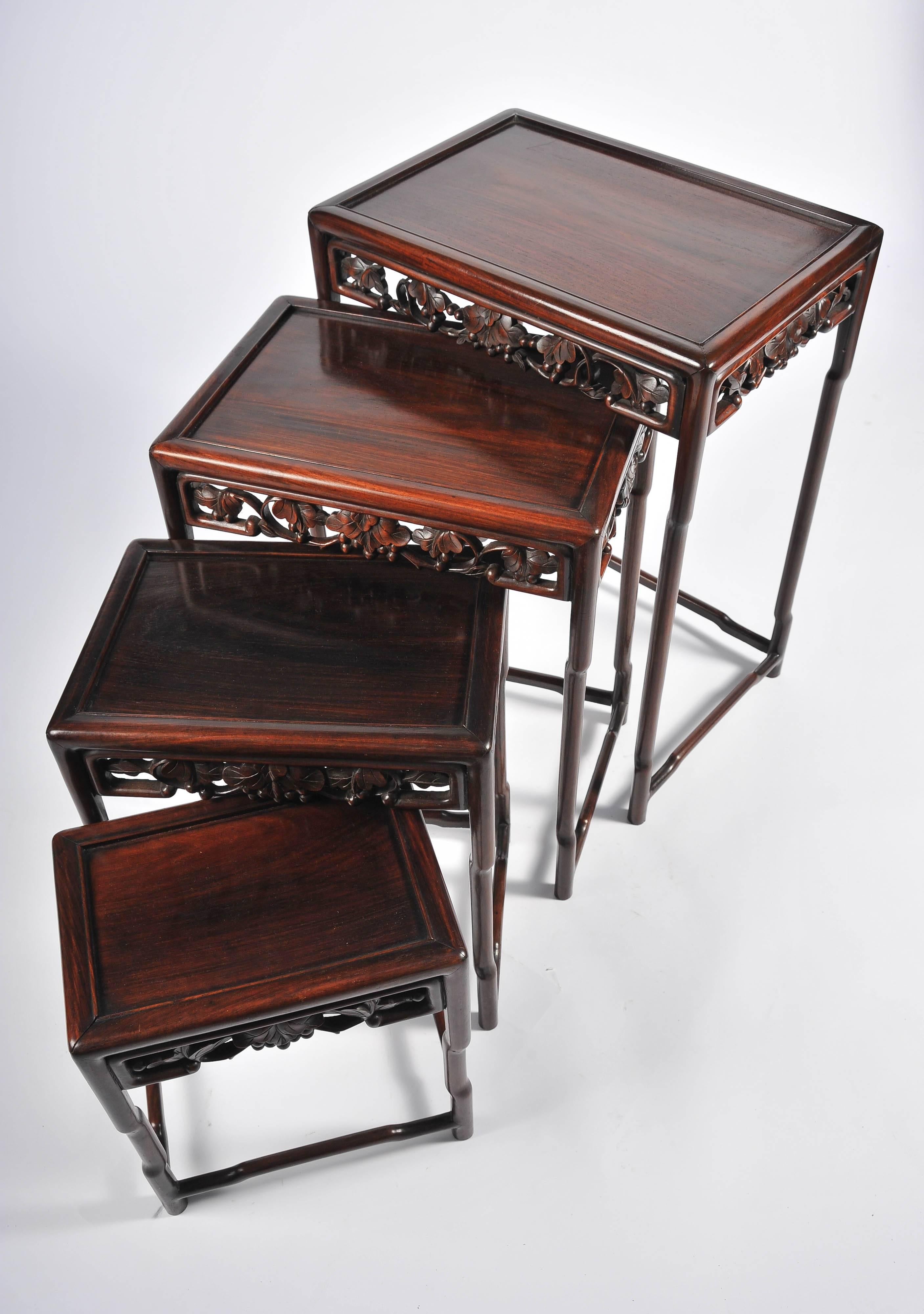 Ensemble de quatre tables chinoises en bois de feuillus du 19ème siècle en vente 1
