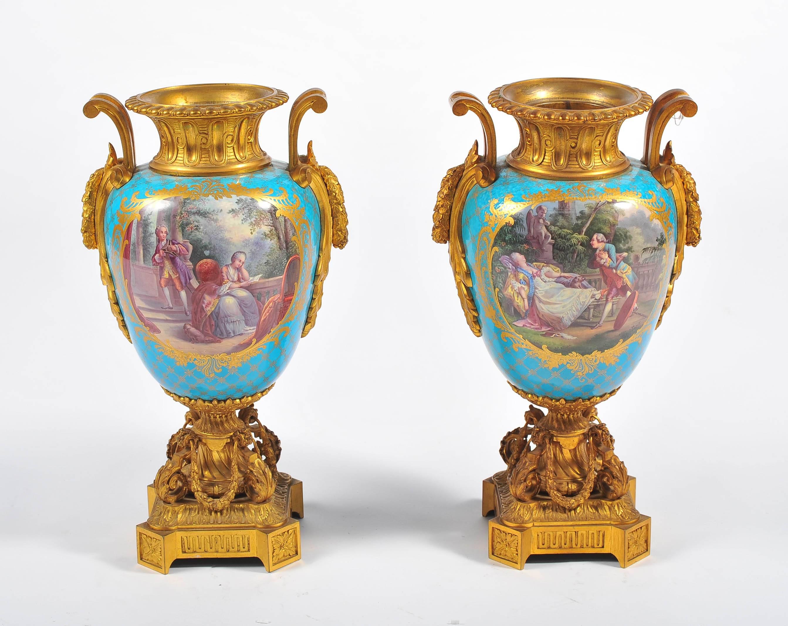 Ein hochwertiges Paar französischer Sèvres-Porzellanvasen aus dem 19. Jahrhundert mit wunderschönen vergoldeten Ormolu-Beschlägen. Klassische romantische Szenen und Putten auf türkisfarbenem Hintergrund.
