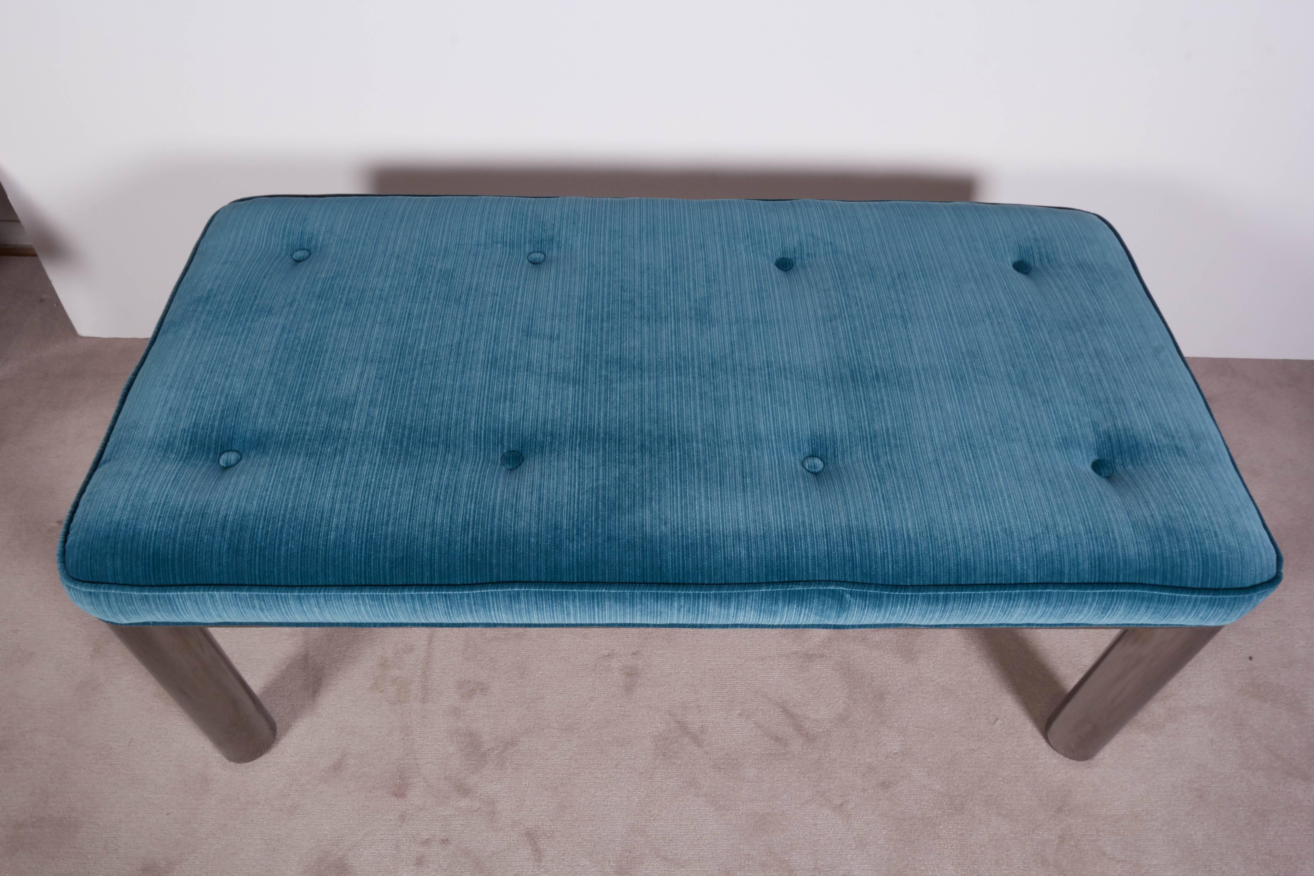 A Mid-Century Modern bench, produced circa 1970s, button tufted seat upholstered in peacock blue velvet, raised on chrome tubular base. Excellent vintage condition, newly reupholstered.

11058
